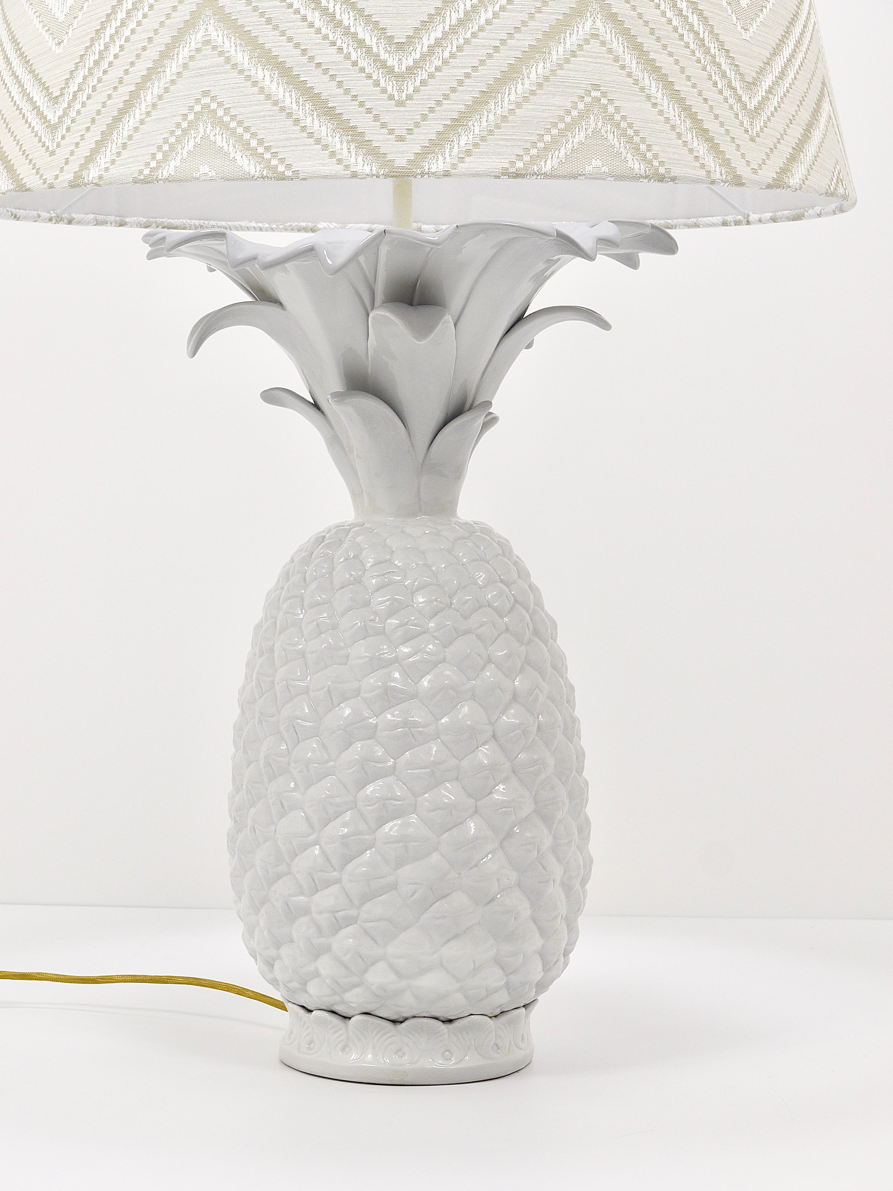 Tommaso Barbi Style White Pineapple Hollywood Regency Table Lamp, Italy, 1970s For Sale 1