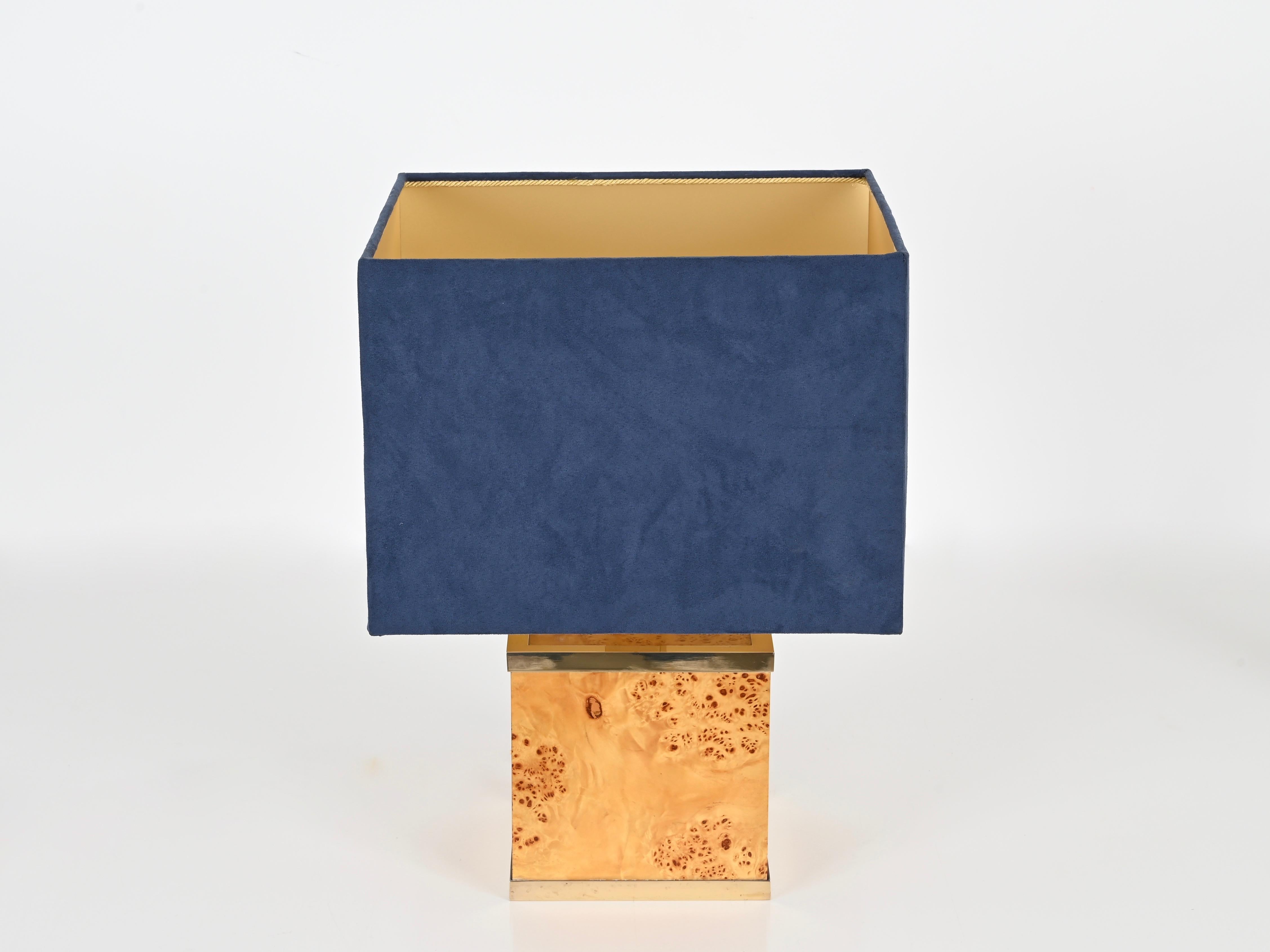 Merveilleuse lampe de table carrée en ronce de bois et laiton avec un abat-jour en velours bleu. Cette lampe étonnante a été conçue par Tommaso Barbi en Italie dans les années 1970. 

Cette élégante lampe de table est fabriquée dans une belle loupe