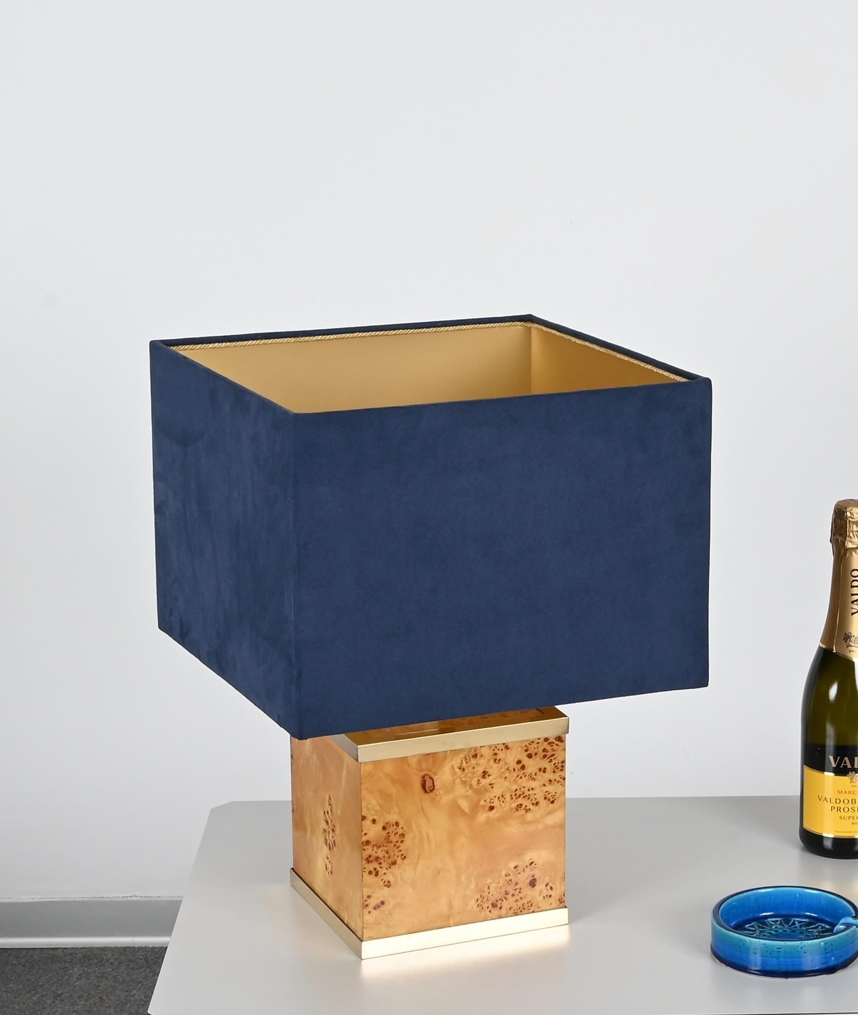 Mid-Century Modern Lampe de bureau Tommaso Barbi en laiton et broussin avec abat-jour en velours bleu, Italie 1970 en vente