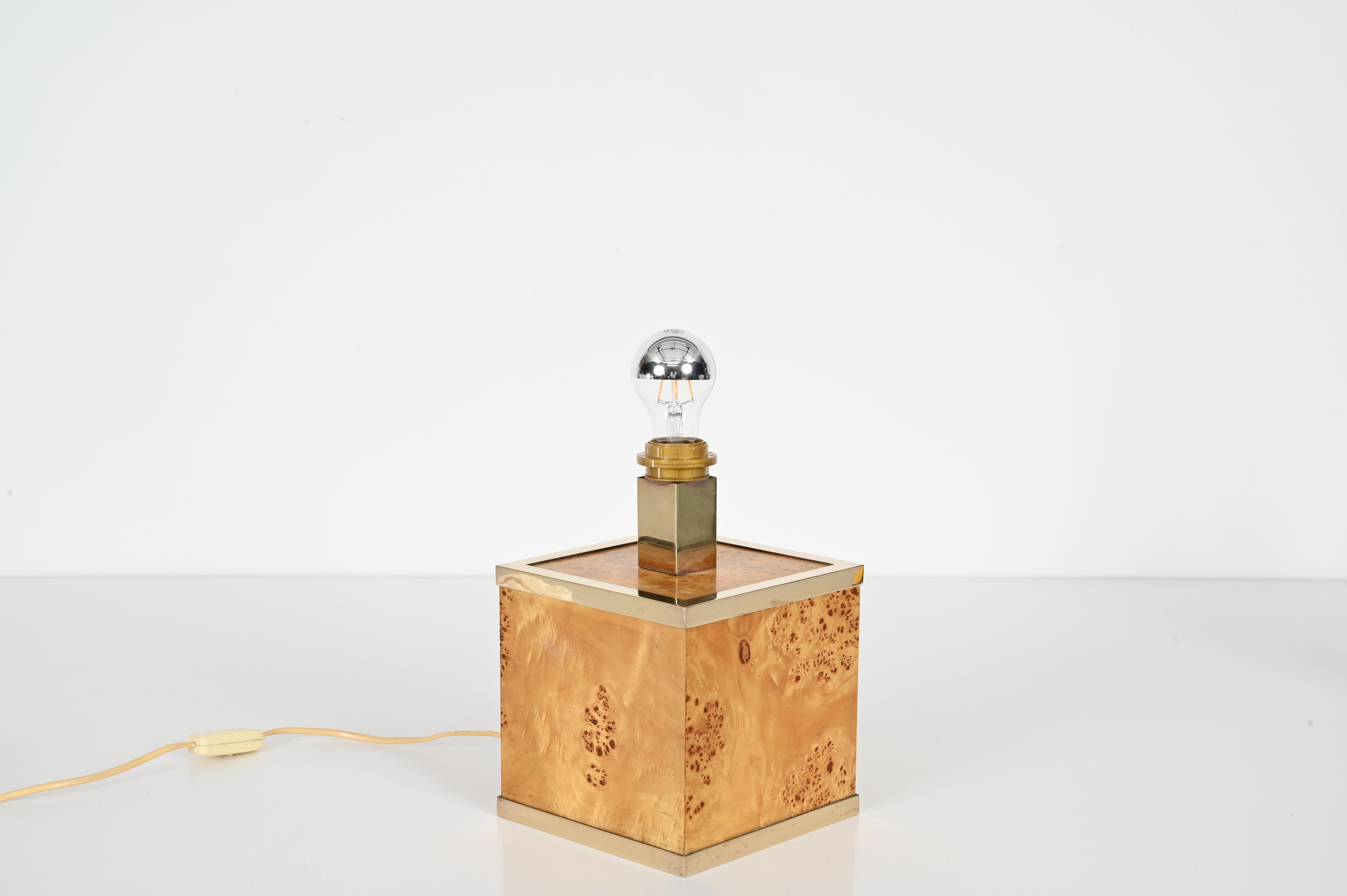 italien Lampe de bureau Tommaso Barbi en laiton et broussin avec abat-jour en velours bleu, Italie 1970 en vente
