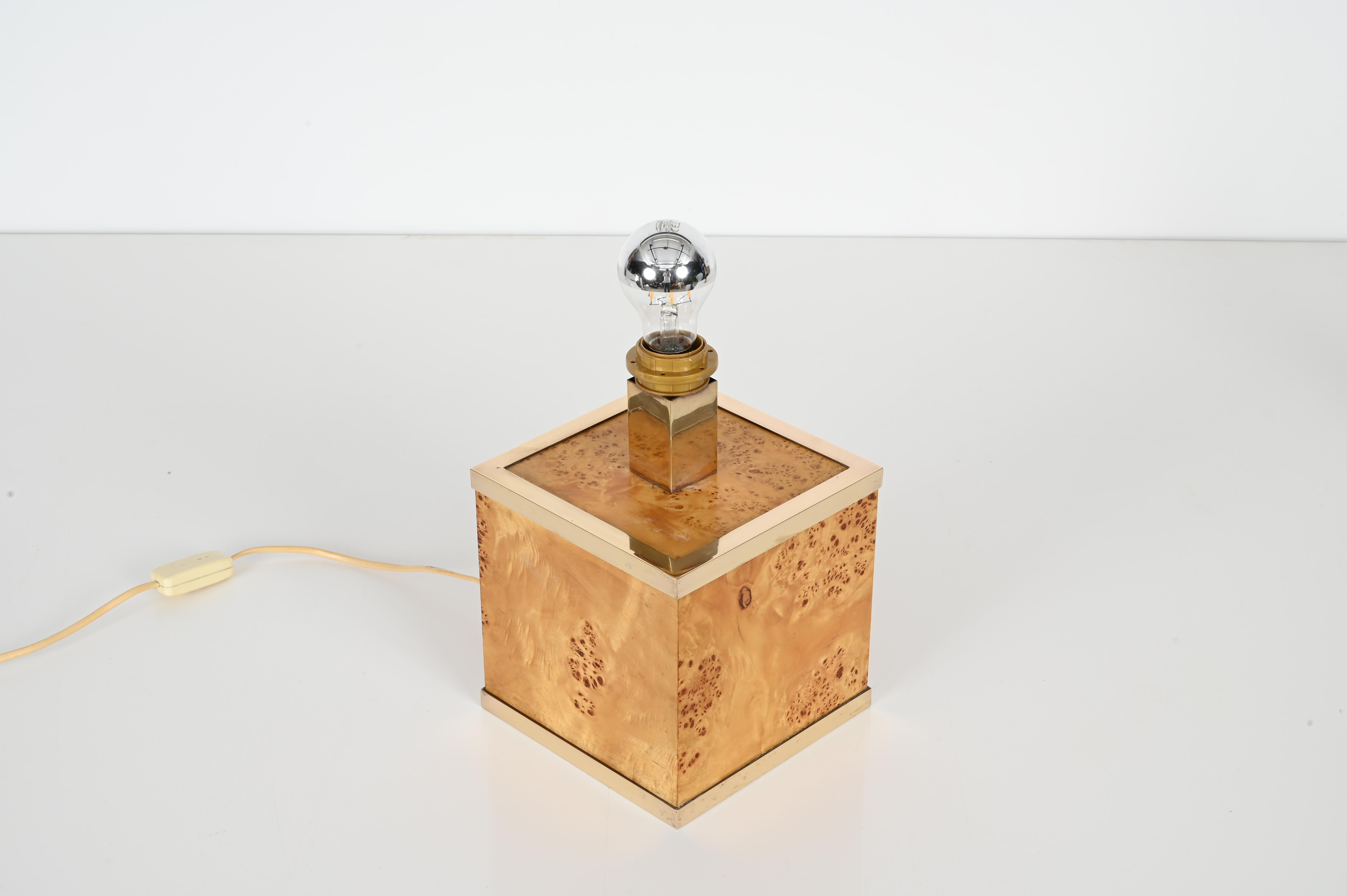 Fait main Lampe de bureau Tommaso Barbi en laiton et broussin avec abat-jour en velours bleu, Italie 1970 en vente