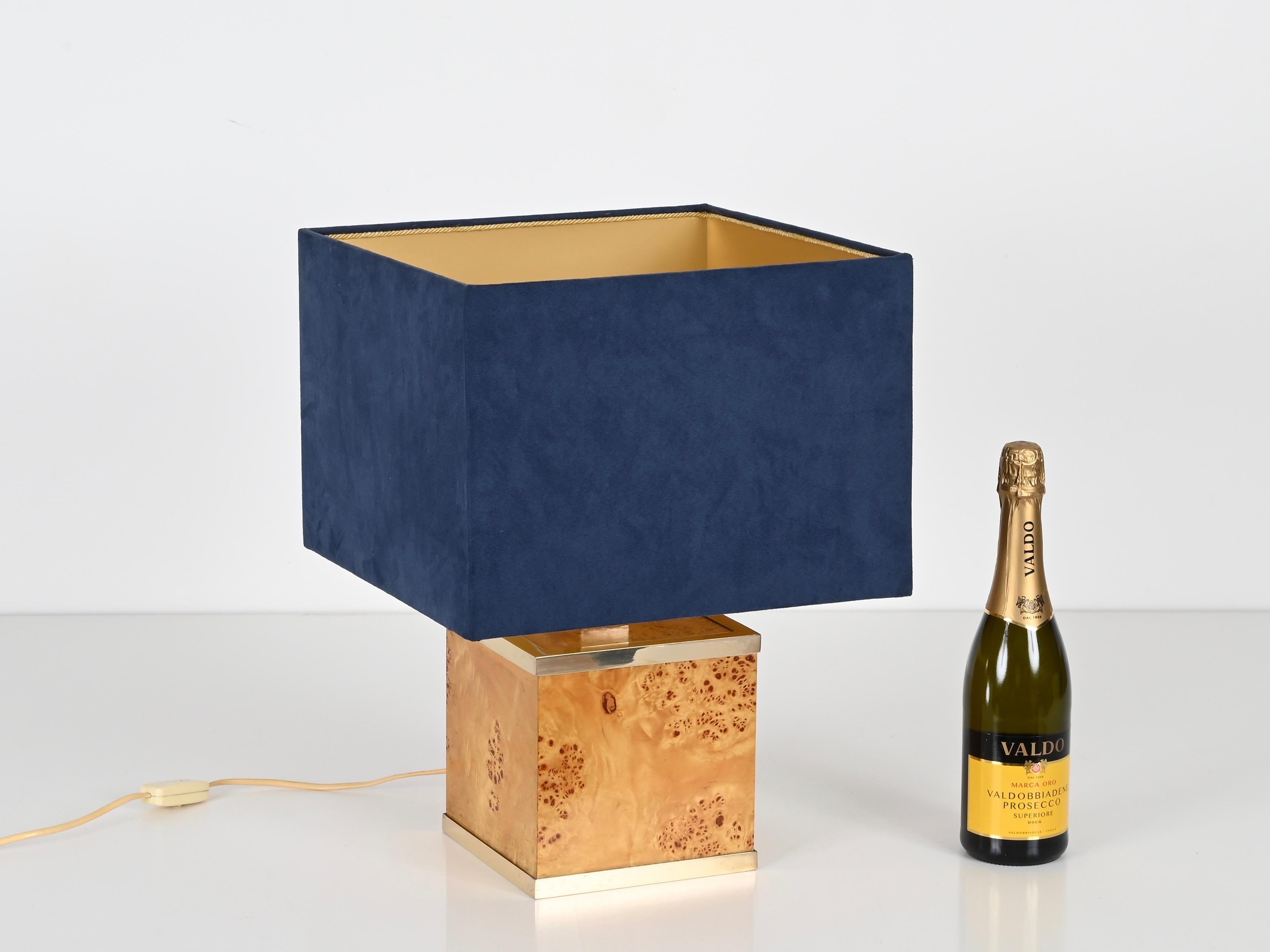 20ième siècle Lampe de bureau Tommaso Barbi en laiton et broussin avec abat-jour en velours bleu, Italie 1970 en vente