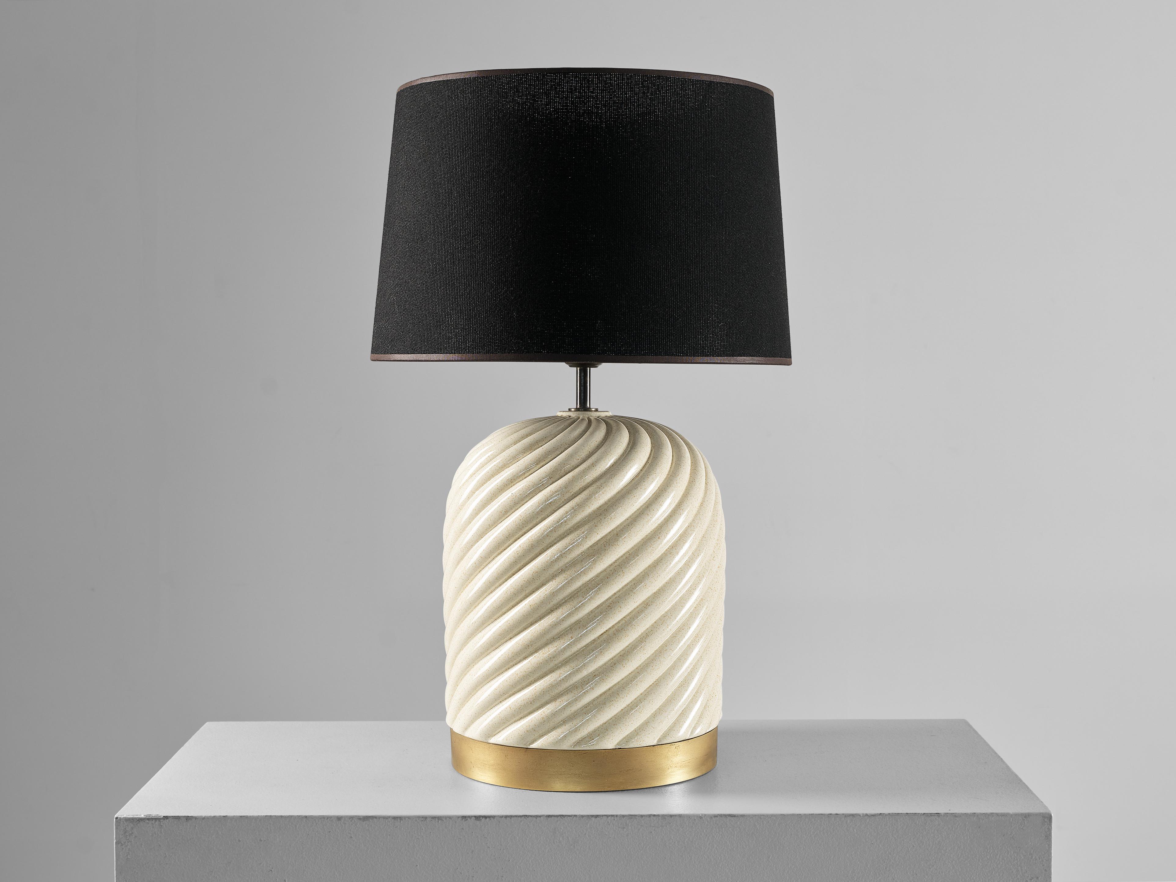Tommaso Barbi pour B Ceramiche, lampe de table, laiton, céramique, plastique, Italie, années 1970 

Lampe de table exceptionnelle conçue par le talentueux designer italien Tommaso Barbi. La lampe de table a une structure en spirale exécutée en