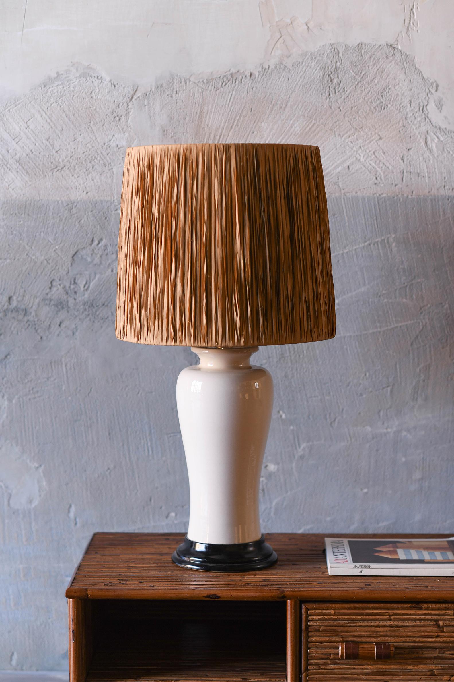 Lampe de table Tommaso Barbi en céramique avec abat-jour en raphia
Dimensions : 76,5 H x 35 D cm