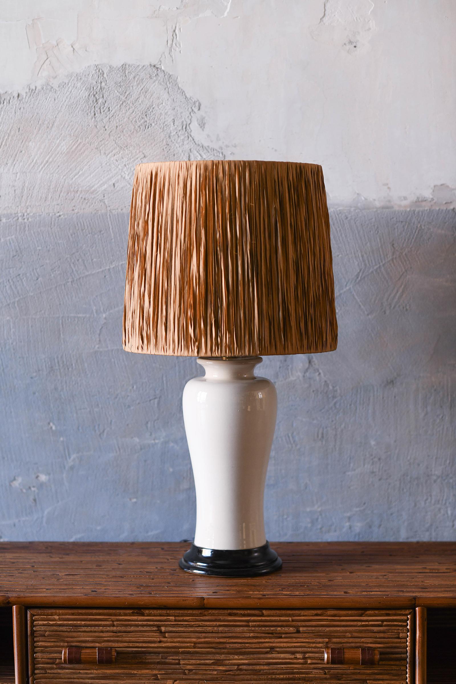 Italian Tommaso Barbi table lamp in ceramic complete with raffia lampshade For Sale