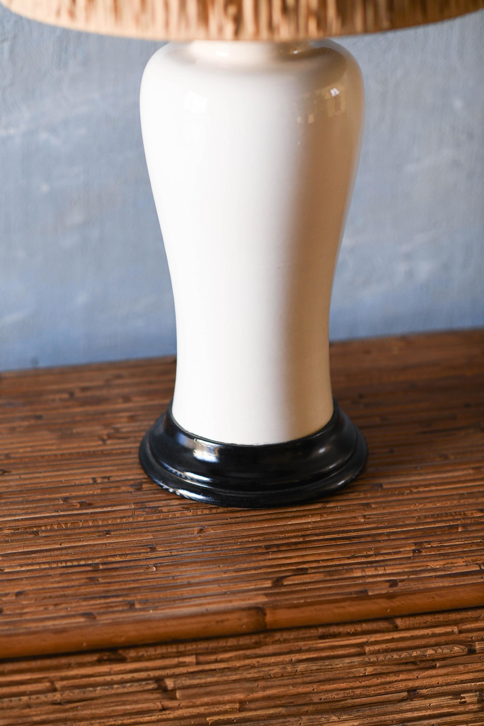 Lampe de table Tommaso Barbi en céramique avec abat-jour en raphia Bon état - En vente à Roma, RM