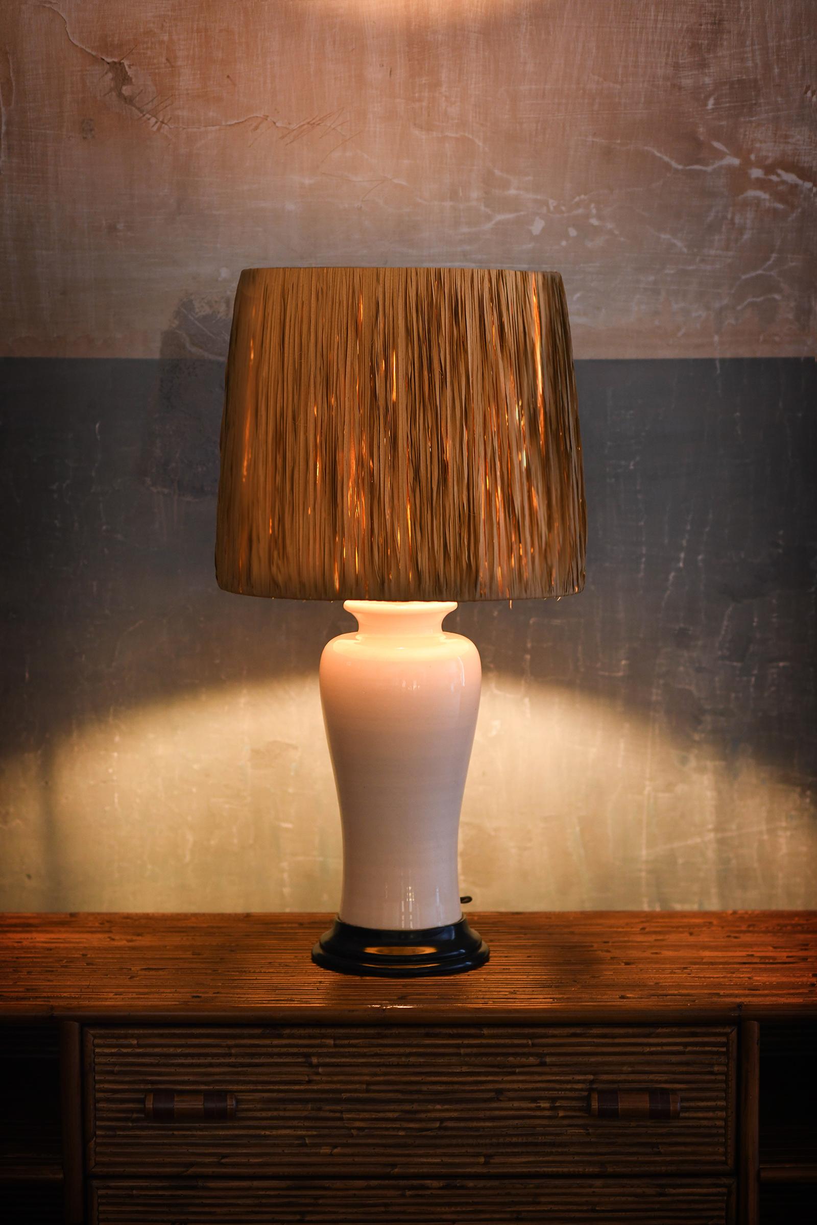 Céramique Lampe de table Tommaso Barbi en céramique avec abat-jour en raphia en vente
