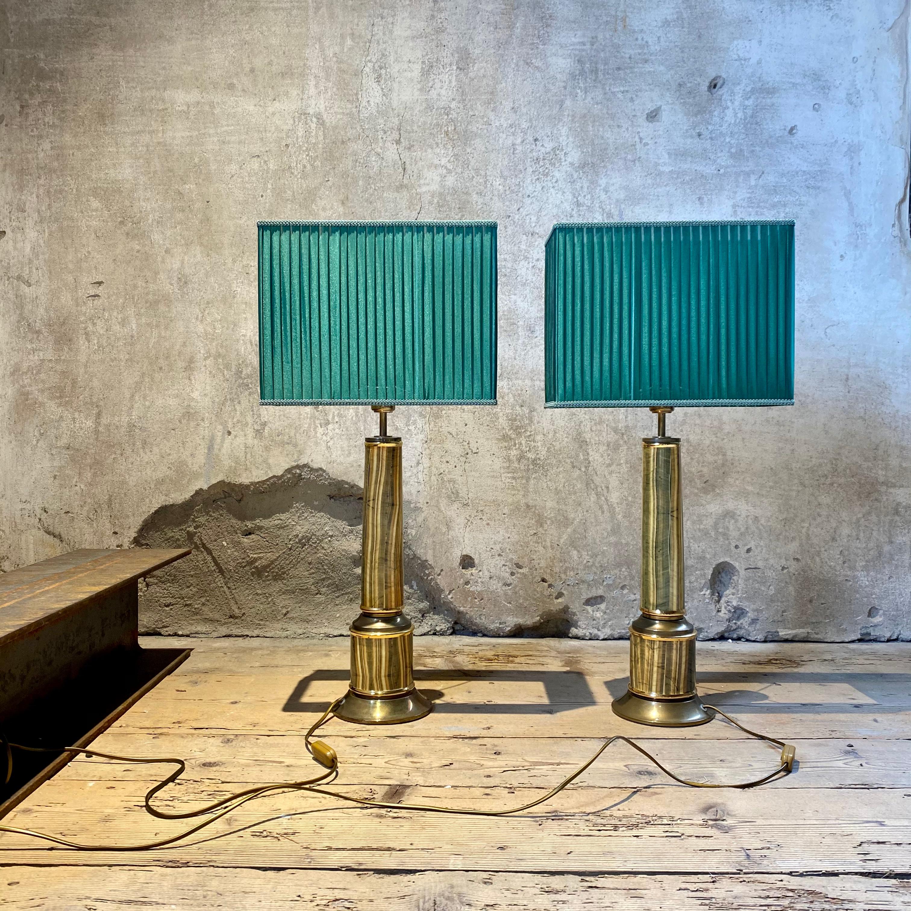 Tommaso Barbi table lamps in green serpentine marble and brass, 1972, set of two.

Pair of tall table lamps designed and manufactured by Tommaso Barbi, 1972. The two lamps have a nice marble stem and a brass foot with a nice patina to the surface.