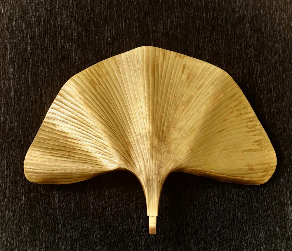 Very rare, wonderful and huge ginkgo leaf wall lamp by Italian designer Tommaso Barbi. Truly unsurpassed taste and design for this precious brass wall lamp.

The lamp is made entirely of brass and brings a cozy atmosphere to any room thanks to its