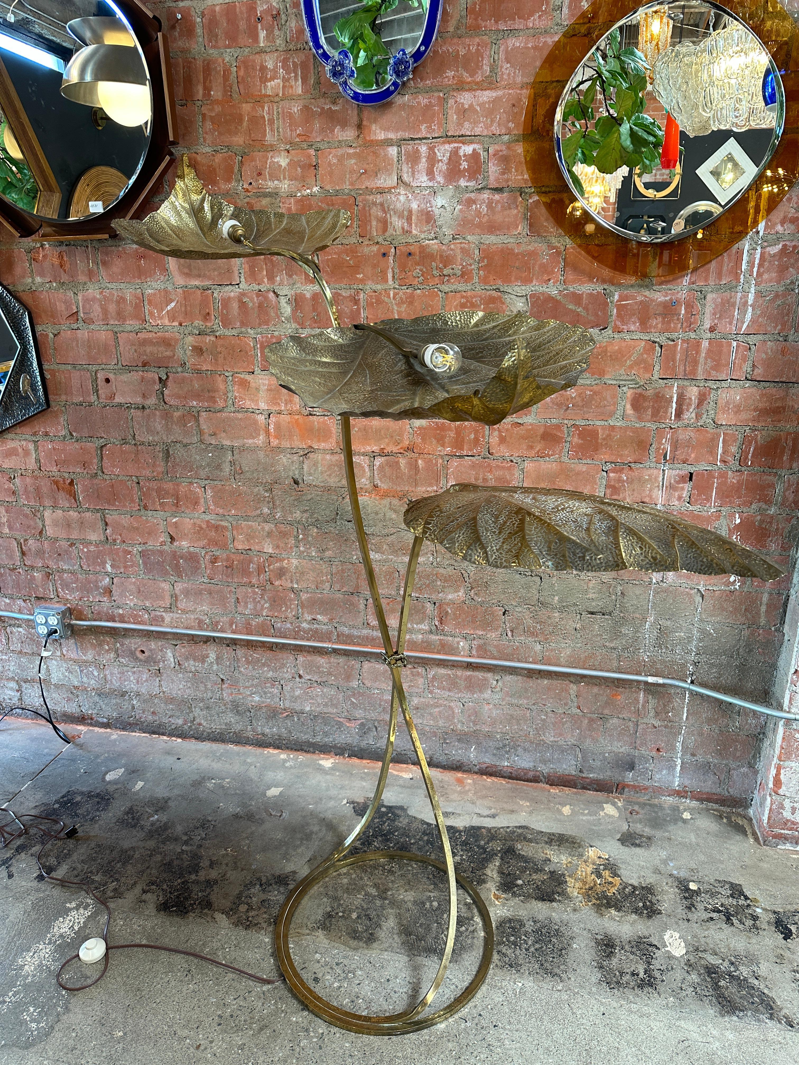 Large size Three-leaf patinated gilt brass Rhubarb leaf floor lamp, designed by Tommaso Barbi for Bottga Gadda, Italy 1970s. Twisted circular base with two stems, made of a continuous one brass piece, with embossed leaves, handmade using repoussé