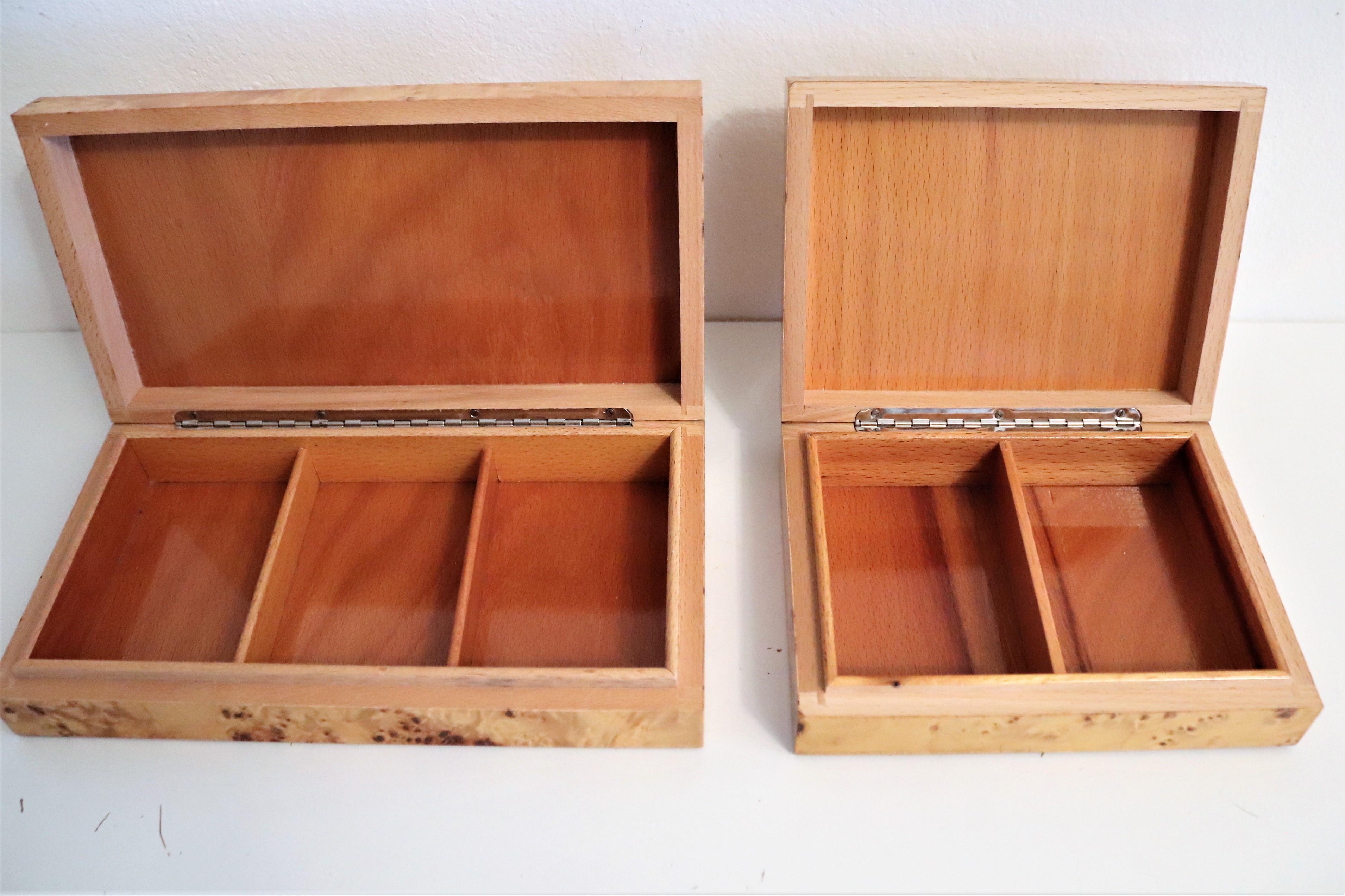 Beautiful set of two pieces of decorative boxes made of burl wood outside and beech-wood inside.
The smaller one still with original label.
Excellent craftsmanship.

Both boxes have a very stylish and timeless design and would make any lover of
