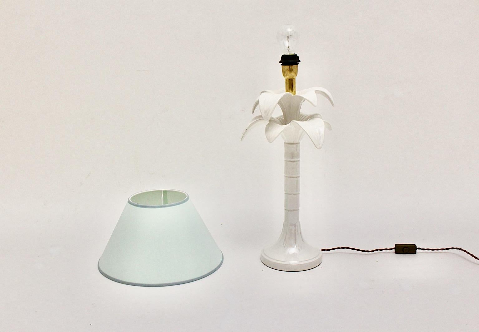 Tommaso Barbi lampe de bureau vintage en forme de palmier en céramique blanche et laiton, Italie, années 1970 en vente 8