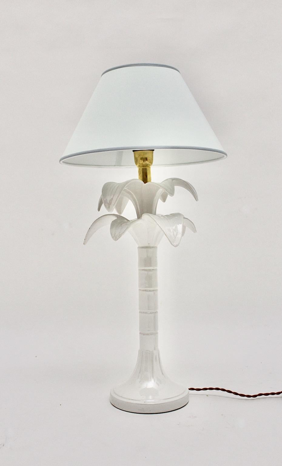 Mid-Century Modern Tommaso Barbi lampe de bureau vintage en forme de palmier en céramique blanche et laiton, Italie, années 1970 en vente