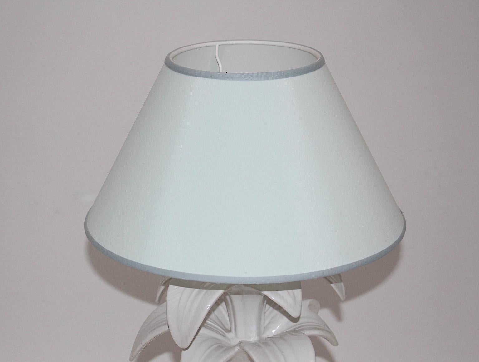 Tommaso Barbi lampe de bureau vintage en forme de palmier en céramique blanche et laiton, Italie, années 1970 en vente 1