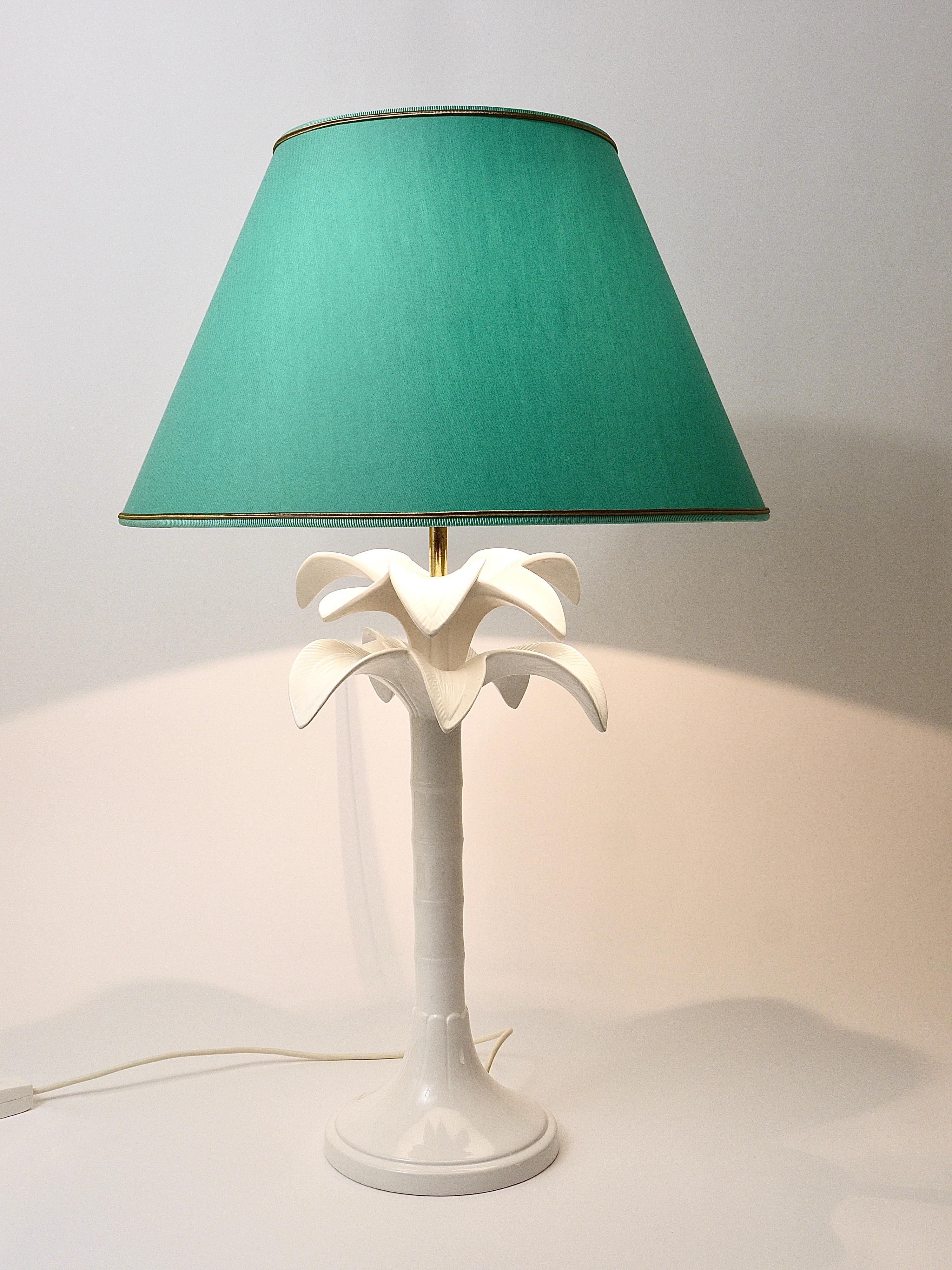 Schöne und dekorative Tischleuchte / Beistellleuchte in Form einer Palme aus den 1970er Jahren, entworfen von Tommasi Barbi, hergestellt in Italien. Der Sockel ist aus weiß glasierter Keramik gefertigt. Die Lampe wird mit einem aufgearbeiteten