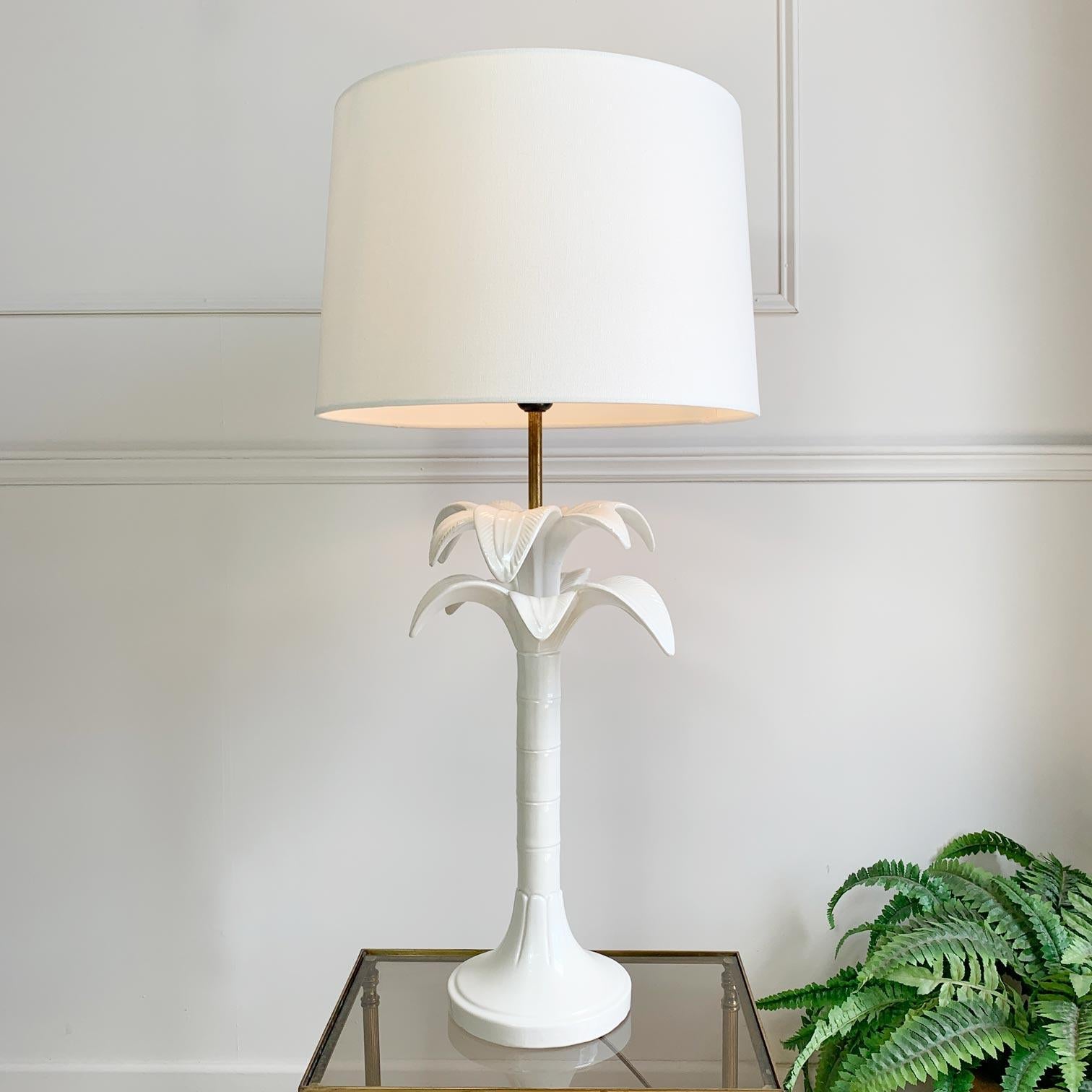 Gorgeous pearlescent white ceramic lamp by Tommaso Barbi, circa 1970, Italy. In the form of a palm tree with leaf and trunk decoration. It takes a single E27 (large screw in bulb) and will be supplied with a modern replacement lamp shade. 

Fully