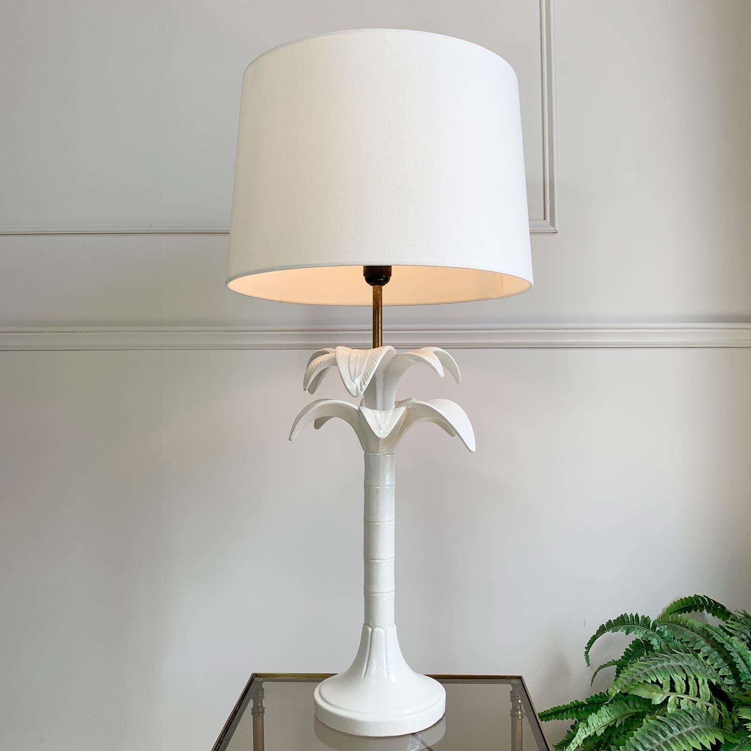 Weiße Palmen-Tischlampe von Tommaso Barbi, signiert (Ende des 20. Jahrhunderts) im Angebot