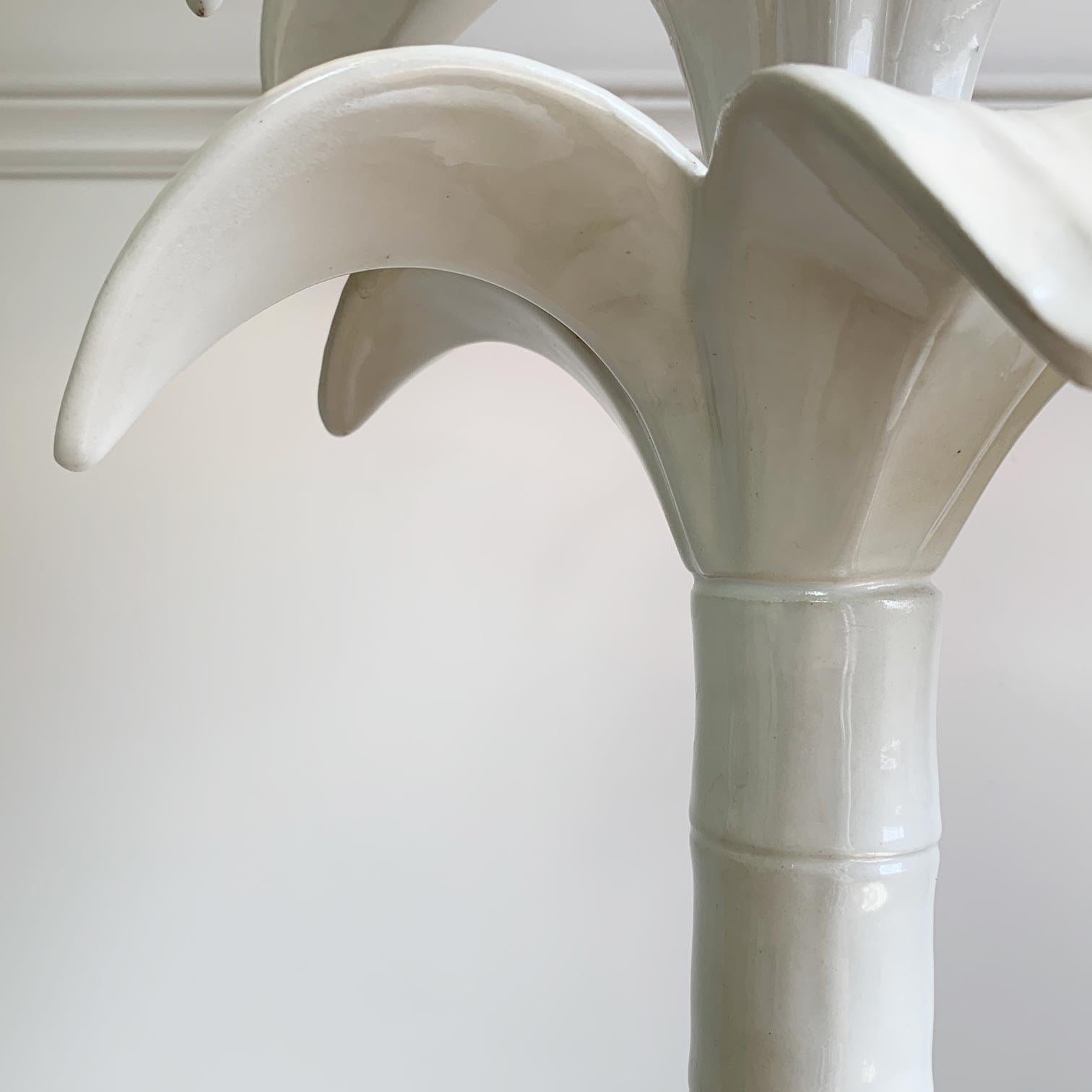 Weiße Palmen-Tischlampe von Tommaso Barbi, signiert (Keramik) im Angebot