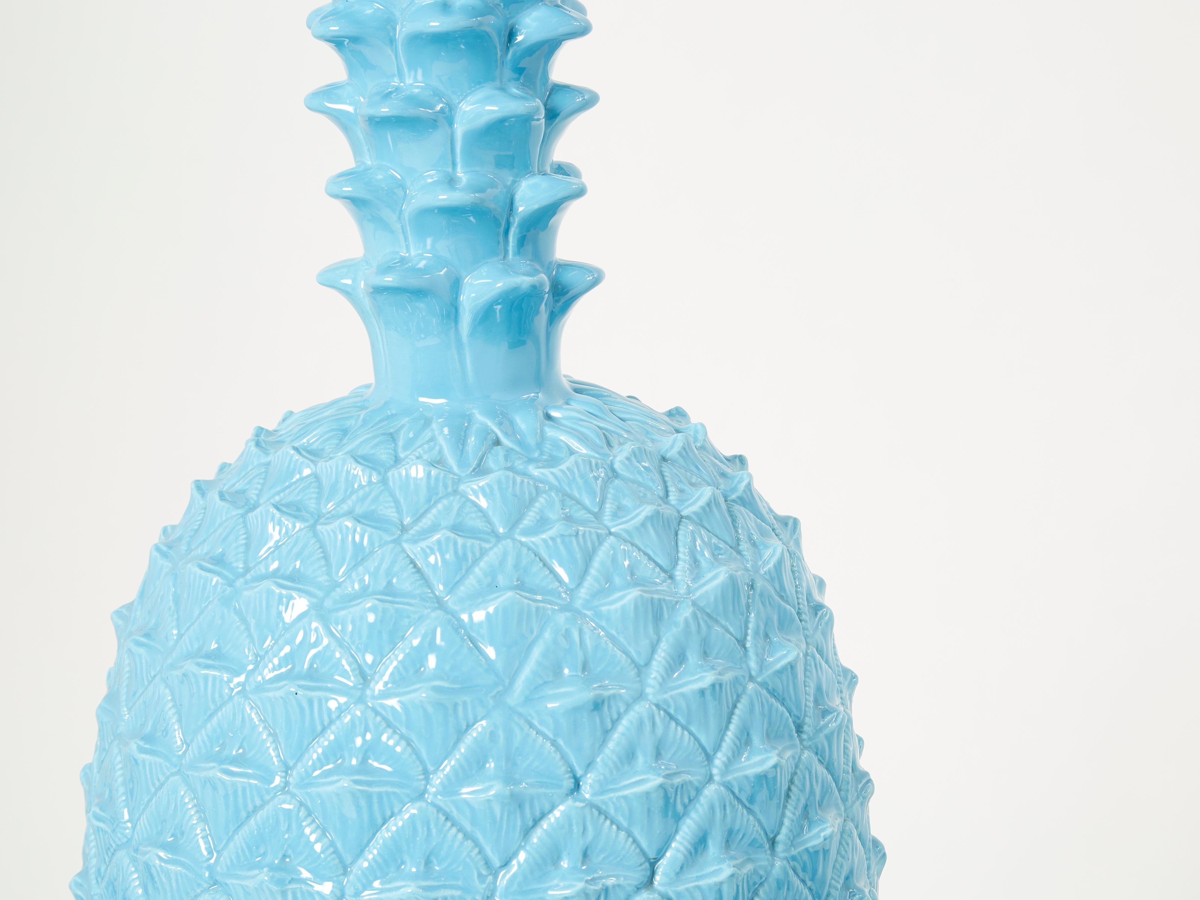 Tommaso Barbi Lámpara de sobremesa de cerámica con piña azul XL, años 70 Moderno de mediados de siglo en venta