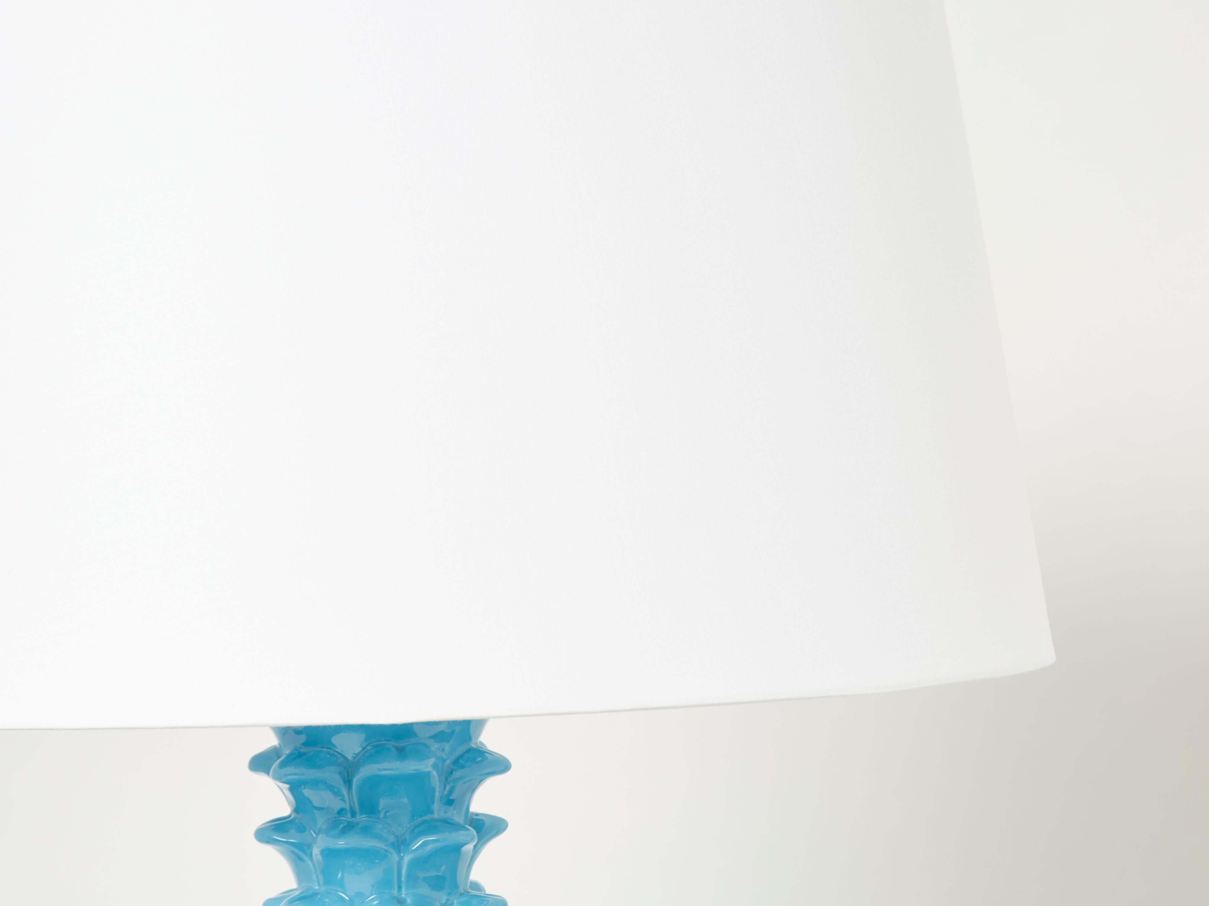 Tommaso Barbi Lámpara de sobremesa de cerámica con piña azul XL, años 70 en venta 1
