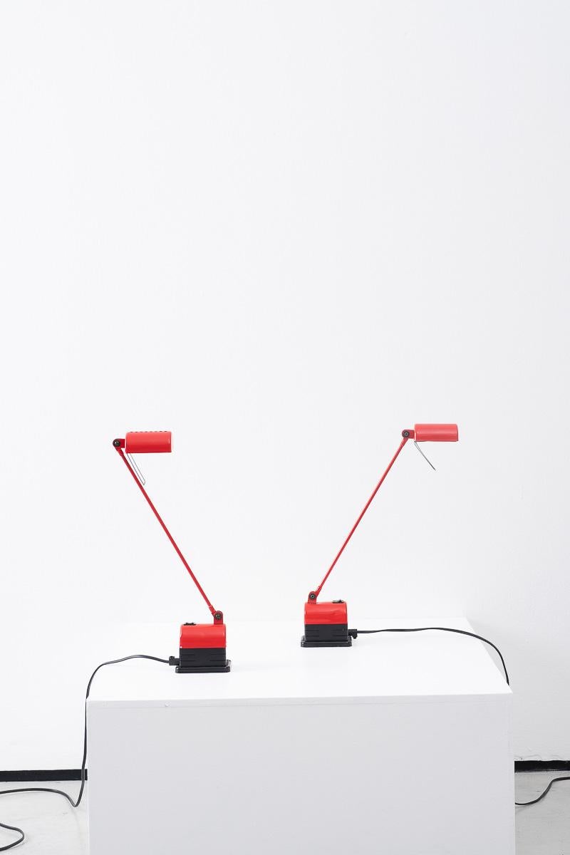 Tommaso Cimini Daphinette table lamp in red-coated metal with an articulated arm and a diffuser pivoting on 360°. In original red coated metal finish, rewired and pat tested.
 