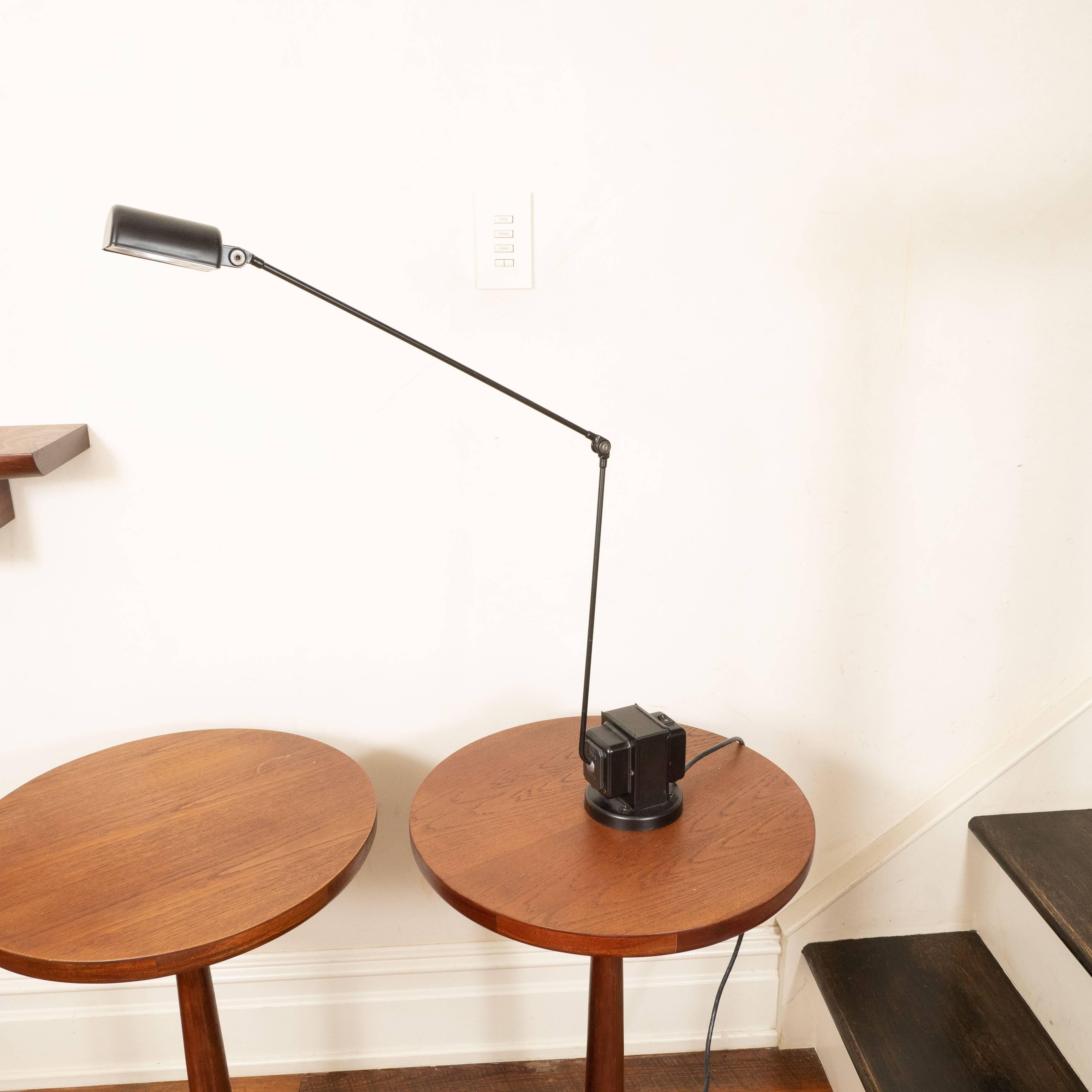 The Lumina Daphine Terra is a rotating and swiveling table lamp 

Daphine
Tommaso Cimini
Table standing lamp in metal with an articulated arm and a diffuser pivoting on 360°.

The base of cast iron always comes black varnished.
 