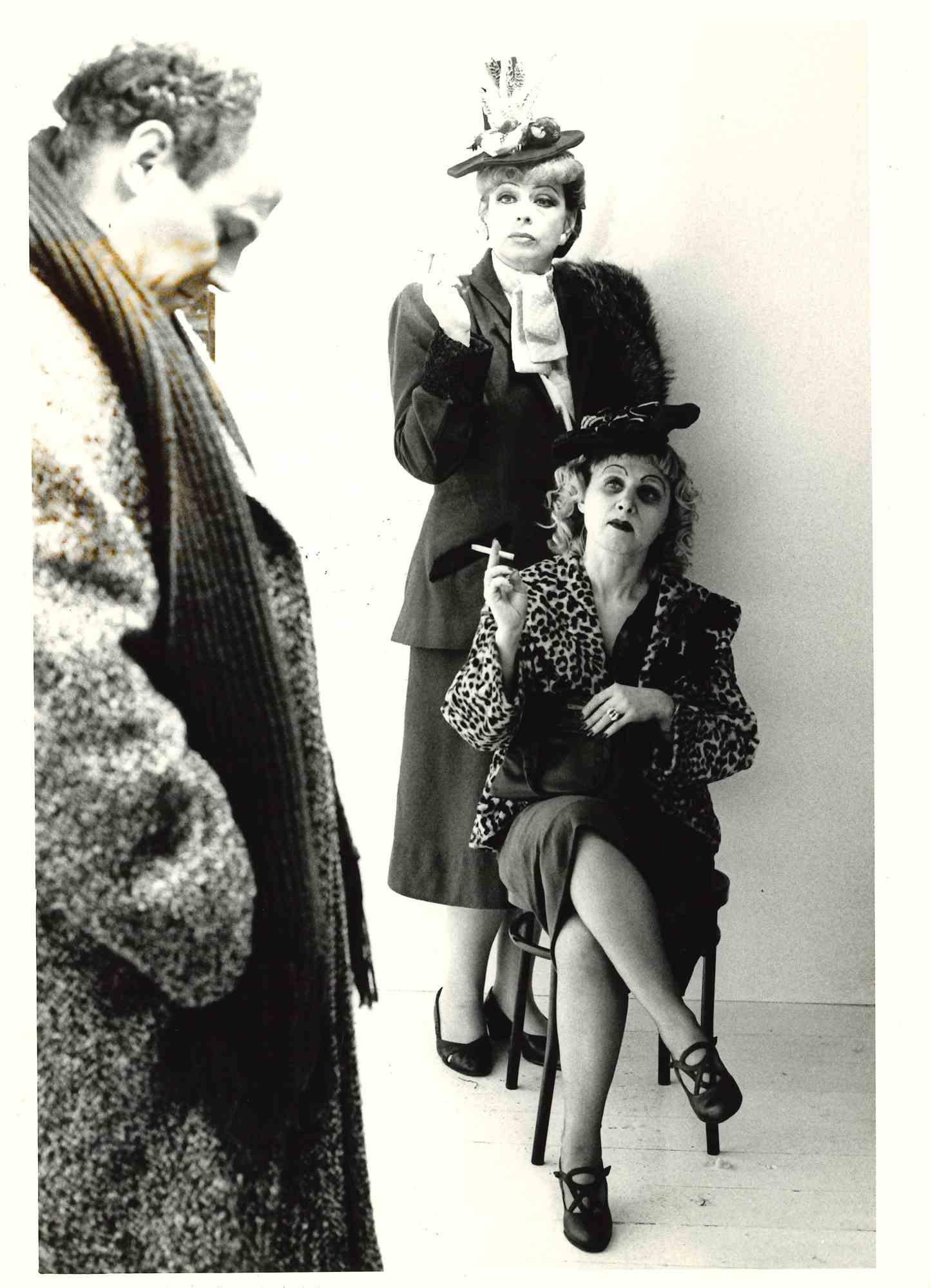 Fotografía vintage realizada en la década de 1970.

Luca Biagini, Rita Di Lernia, Cristina Noci.

Excelente estado.