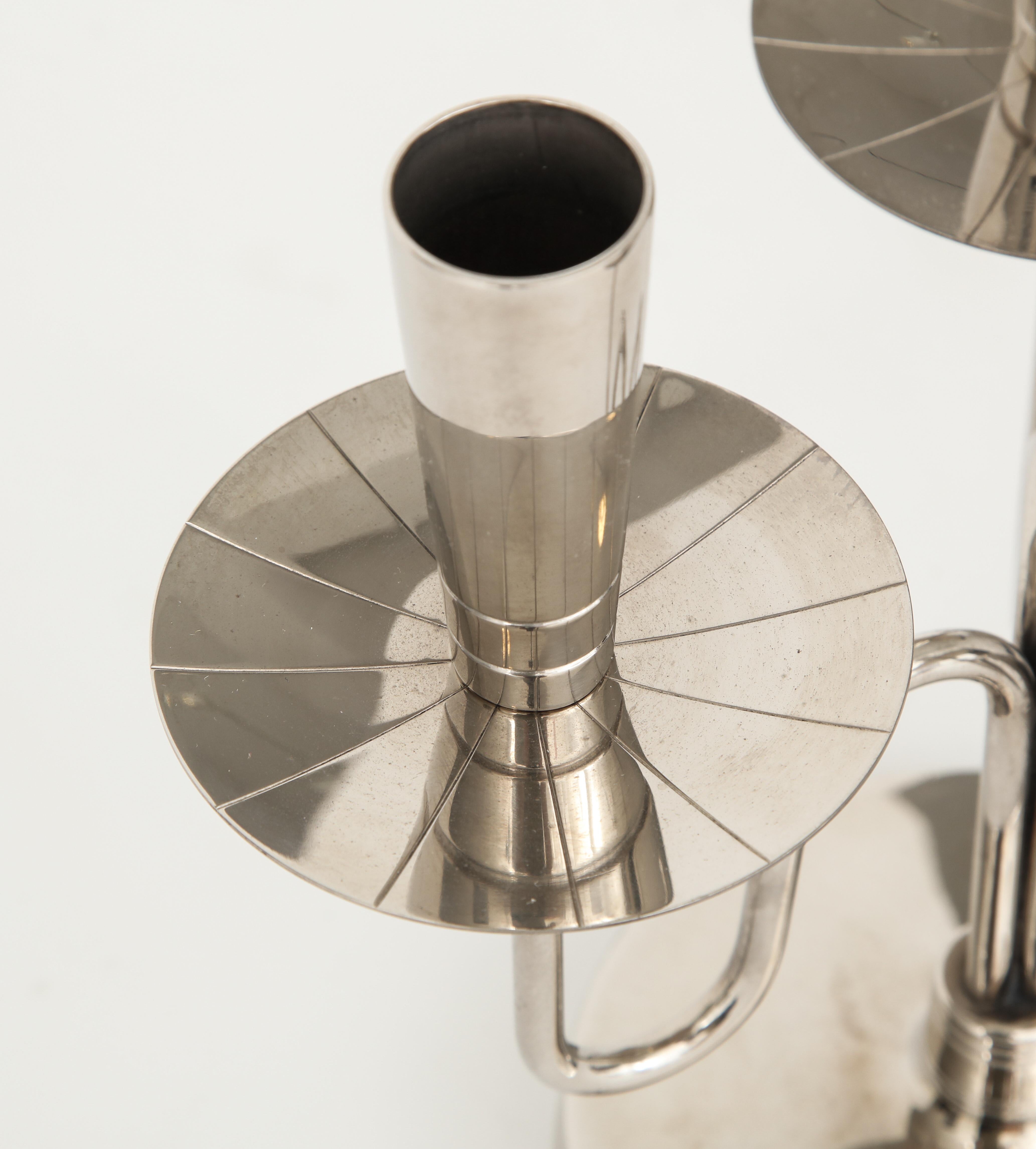Nickel Coppia di candelabri a 3 bracci in nichel Tommi Parzinger in vendita