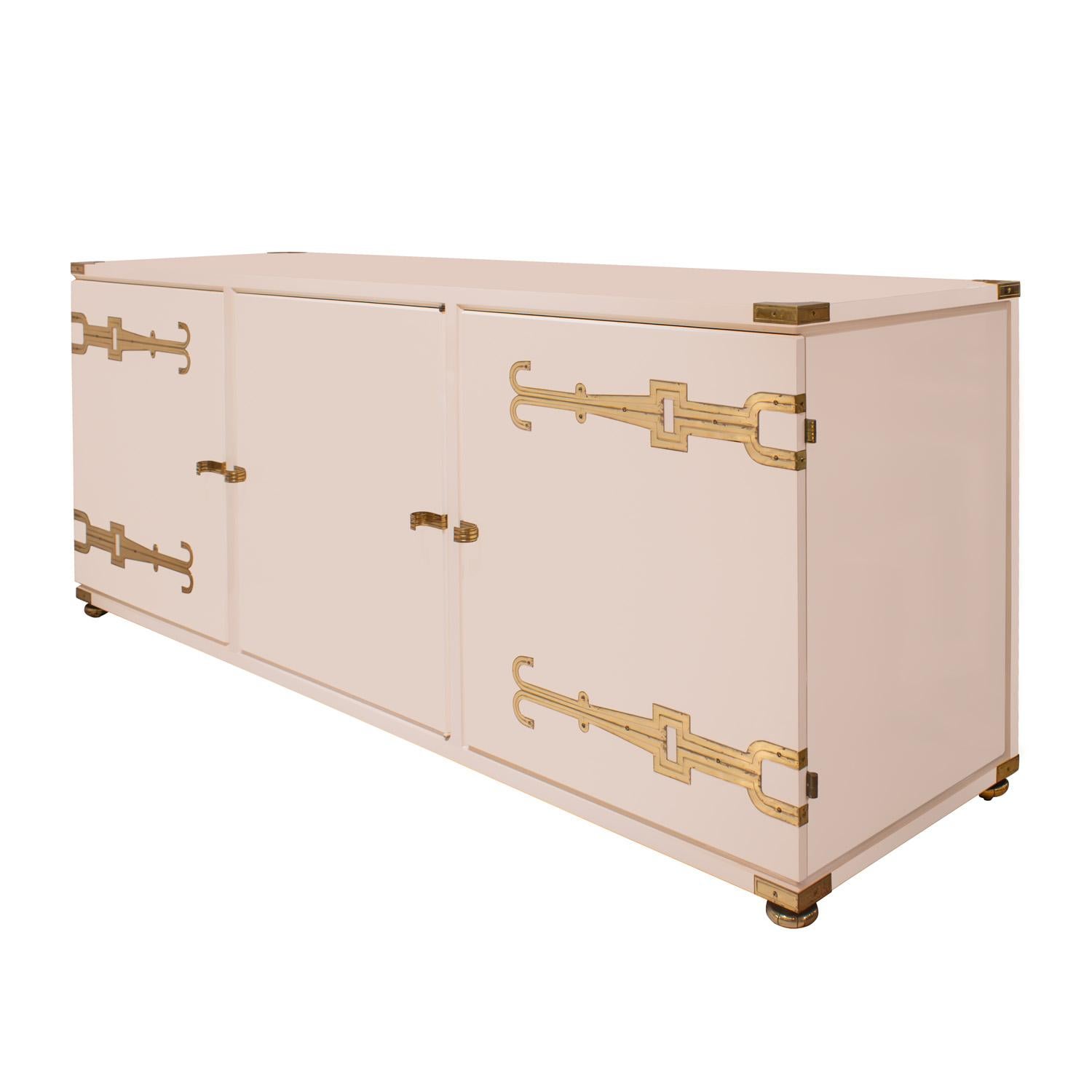 Mid-Century moderno Credenza a 3 ante di Tommi Parzinger con hardware iconico in ottone inciso 1950s in vendita