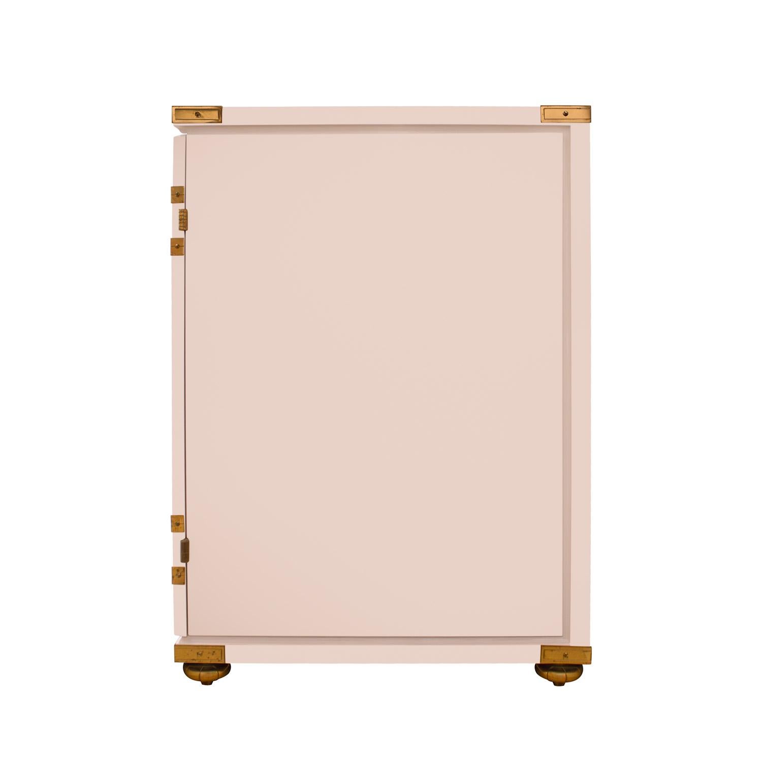 Americano Credenza a 3 ante di Tommi Parzinger con hardware iconico in ottone inciso 1950s in vendita