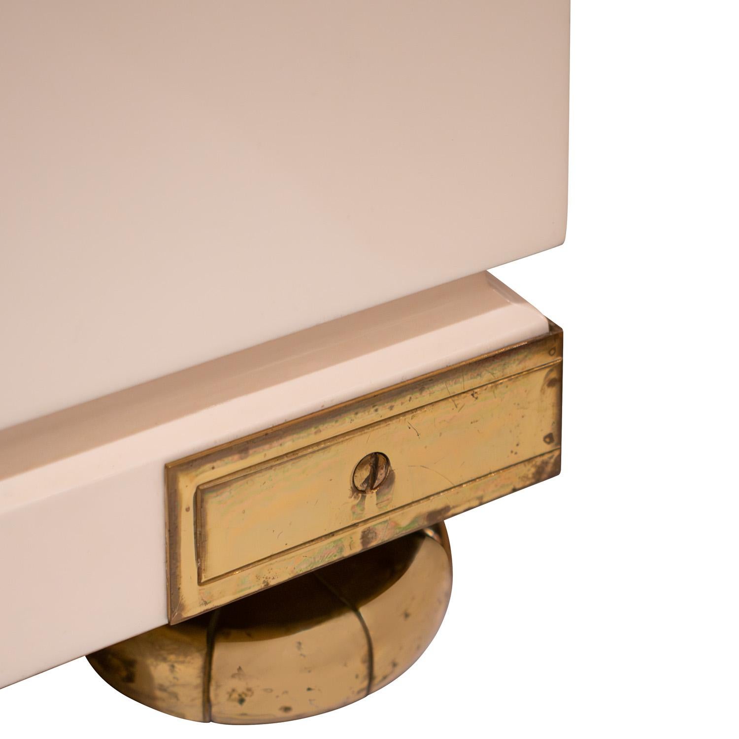 Fatto a mano Credenza a 3 ante di Tommi Parzinger con hardware iconico in ottone inciso 1950s in vendita