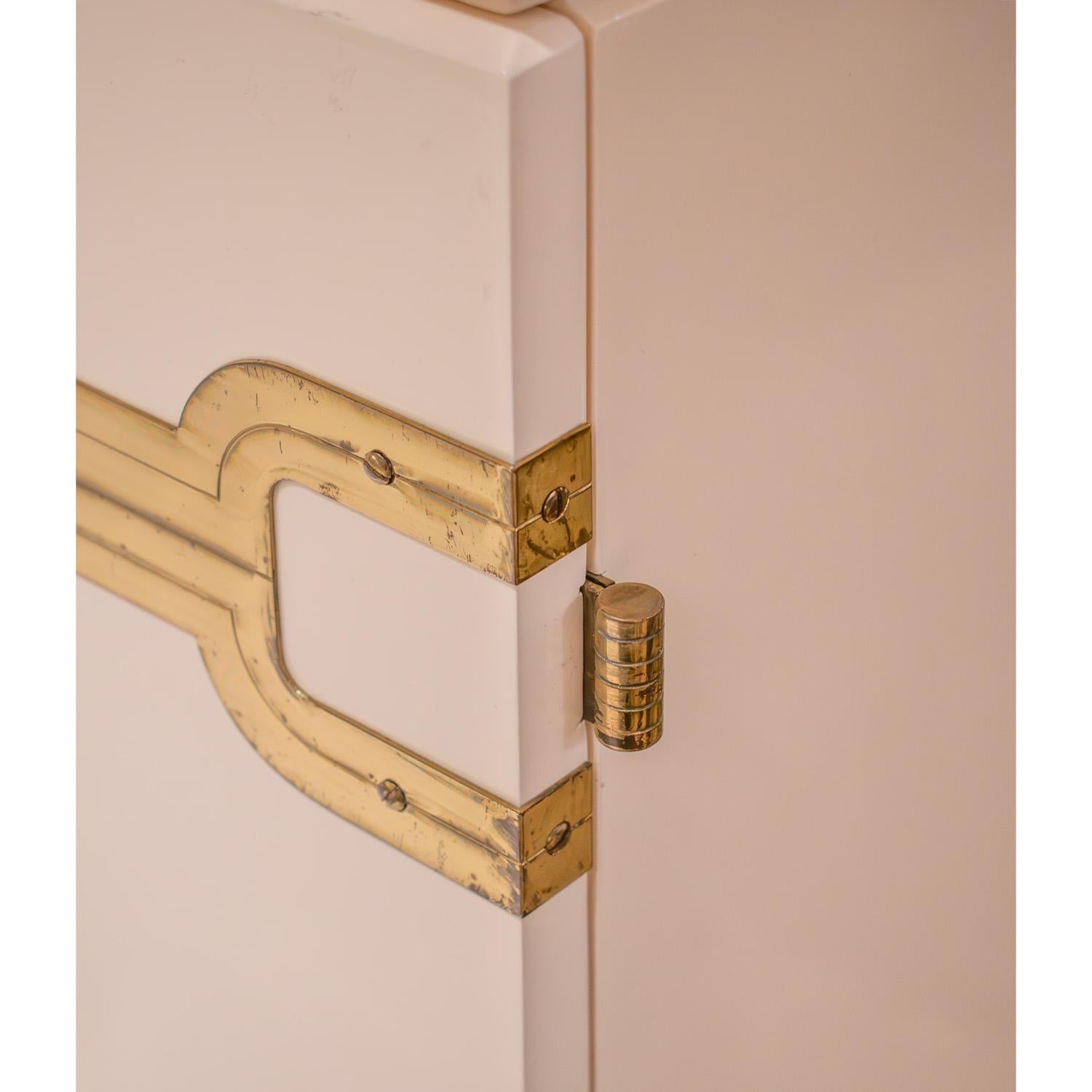 Metà XX secolo Credenza a 3 ante di Tommi Parzinger con hardware iconico in ottone inciso 1950s in vendita