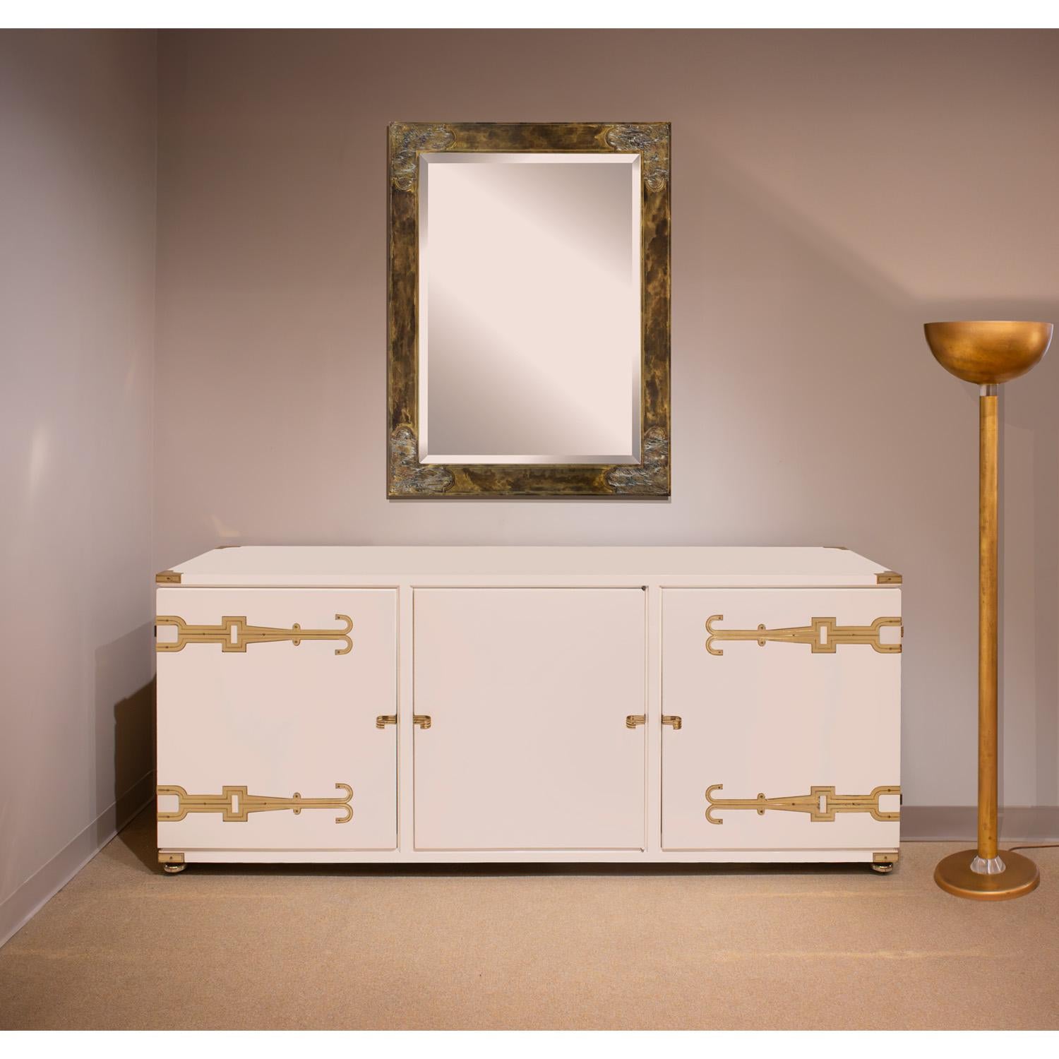 Ottone Credenza a 3 ante di Tommi Parzinger con hardware iconico in ottone inciso 1950s in vendita