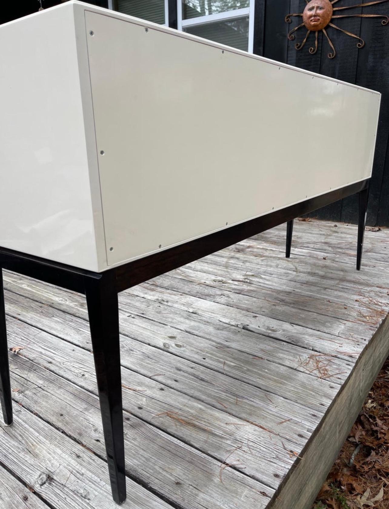 Tommi Parzinger 4 tiroirs laqués blancs Table console crédence W/ tiroirs en vente 10