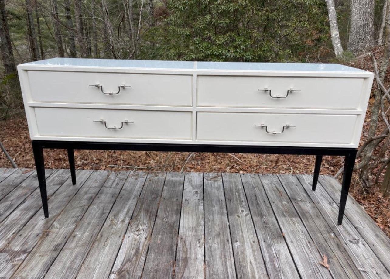 D'une élégance discrète et d'une qualité de fabrication exceptionnelle, cette belle table à 4 tiroirs est conçue pour impressionner pendant des générations.