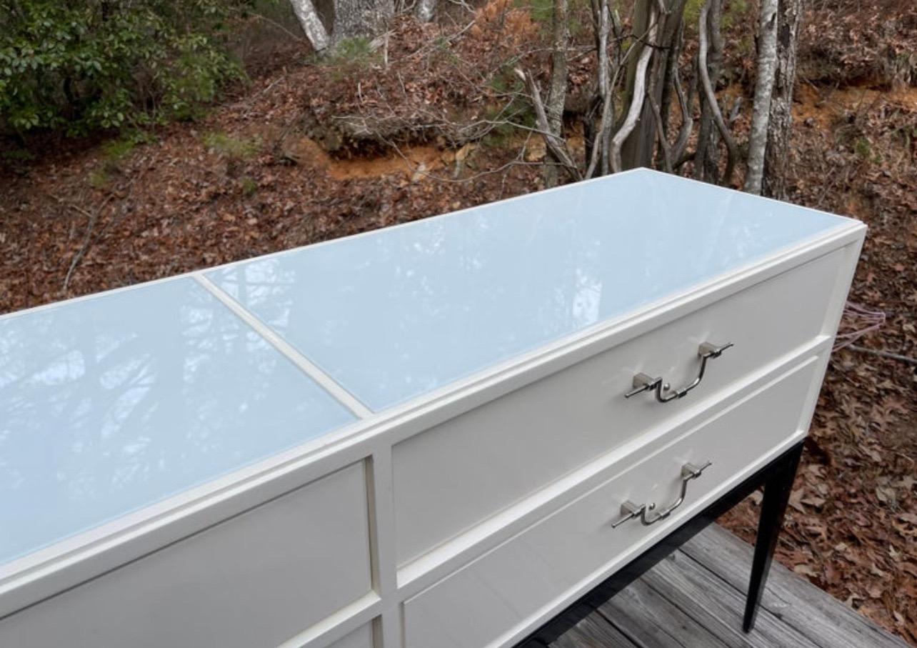 Tommi Parzinger 4 tiroirs laqués blancs Table console crédence W/ tiroirs Bon état - En vente à Jensen Beach, FL