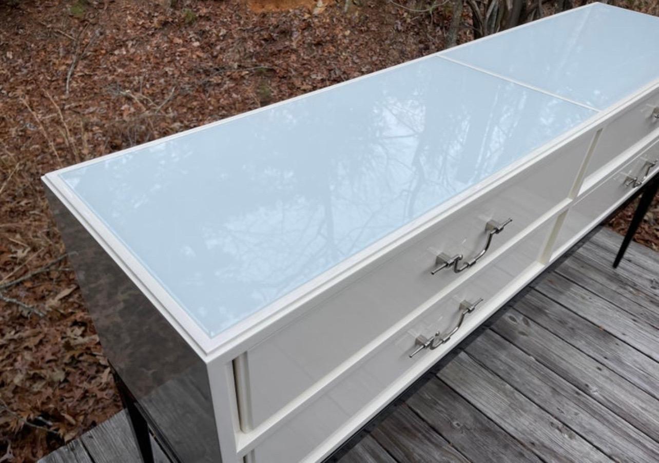 20ième siècle Tommi Parzinger 4 tiroirs laqués blancs Table console crédence W/ tiroirs en vente