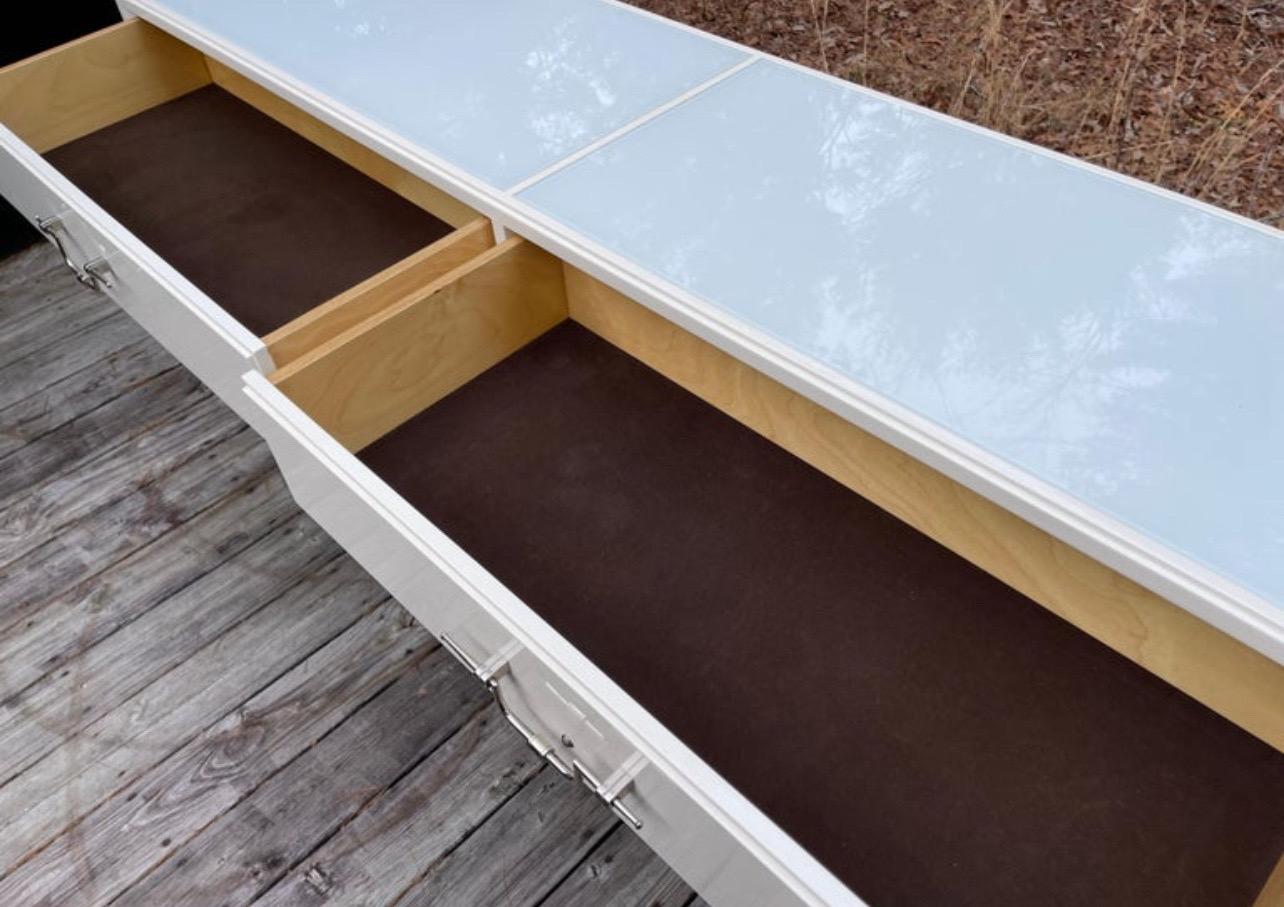 Tommi Parzinger 4 tiroirs laqués blancs Table console crédence W/ tiroirs en vente 2