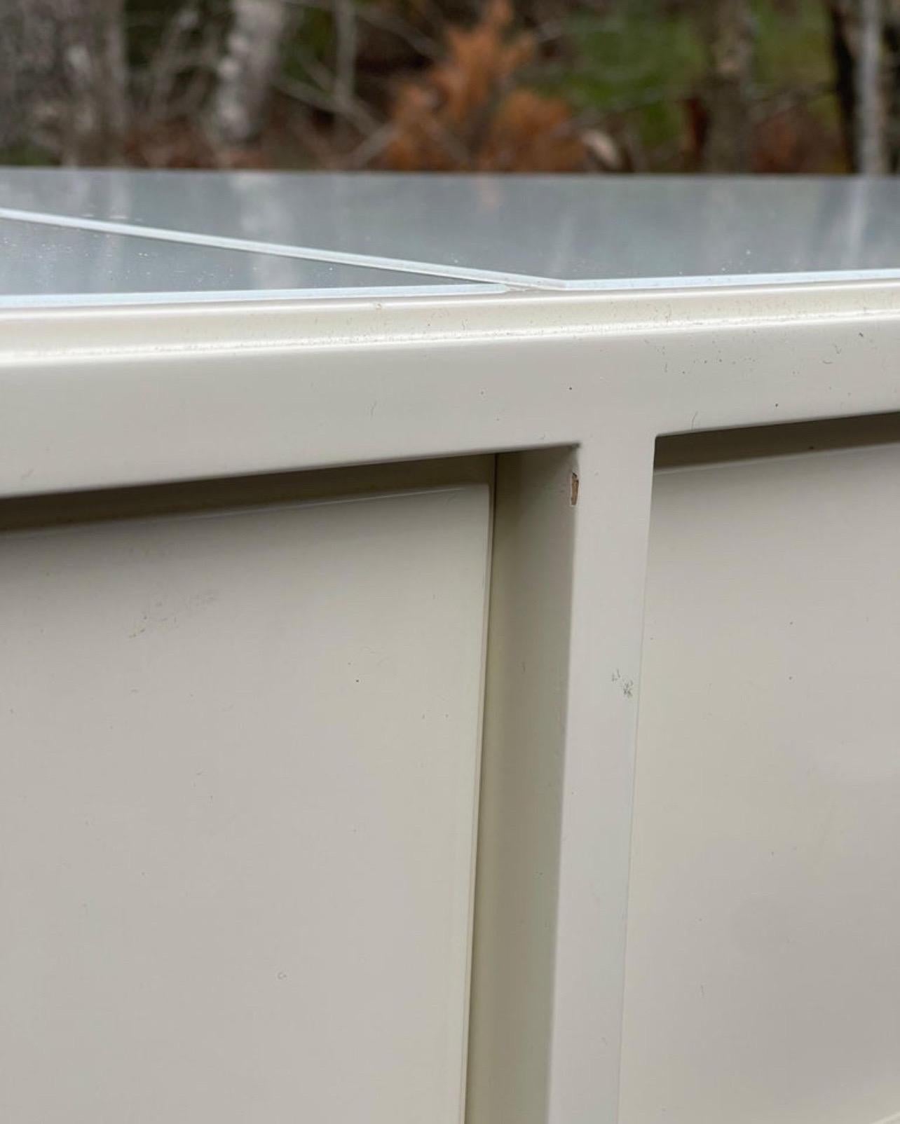 Tommi Parzinger 4 tiroirs laqués blancs Table console crédence W/ tiroirs en vente 4