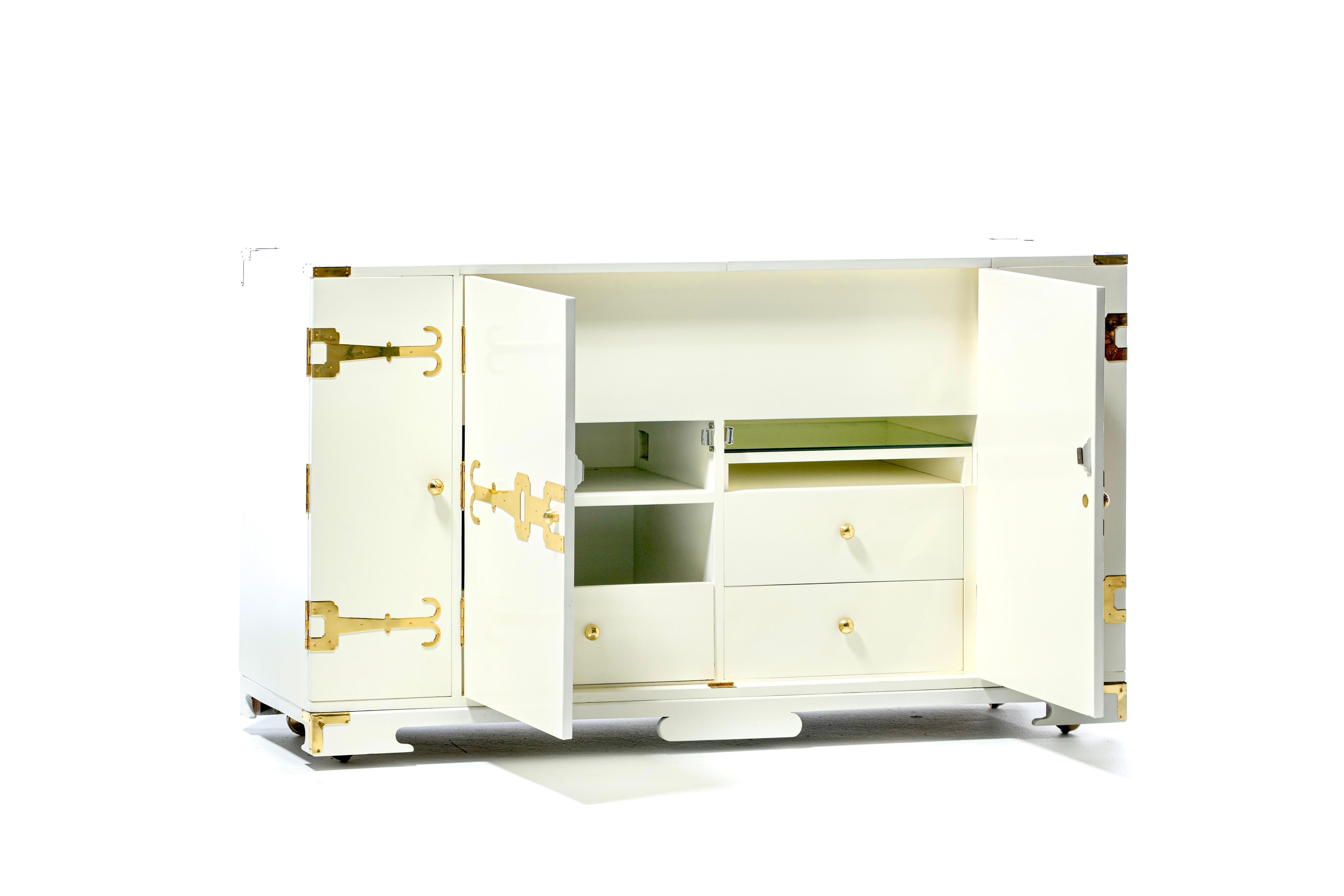 Tommi Parzinger Bar Cabinet Lacquered in White Chocolate with Polished Brass For Sale 9