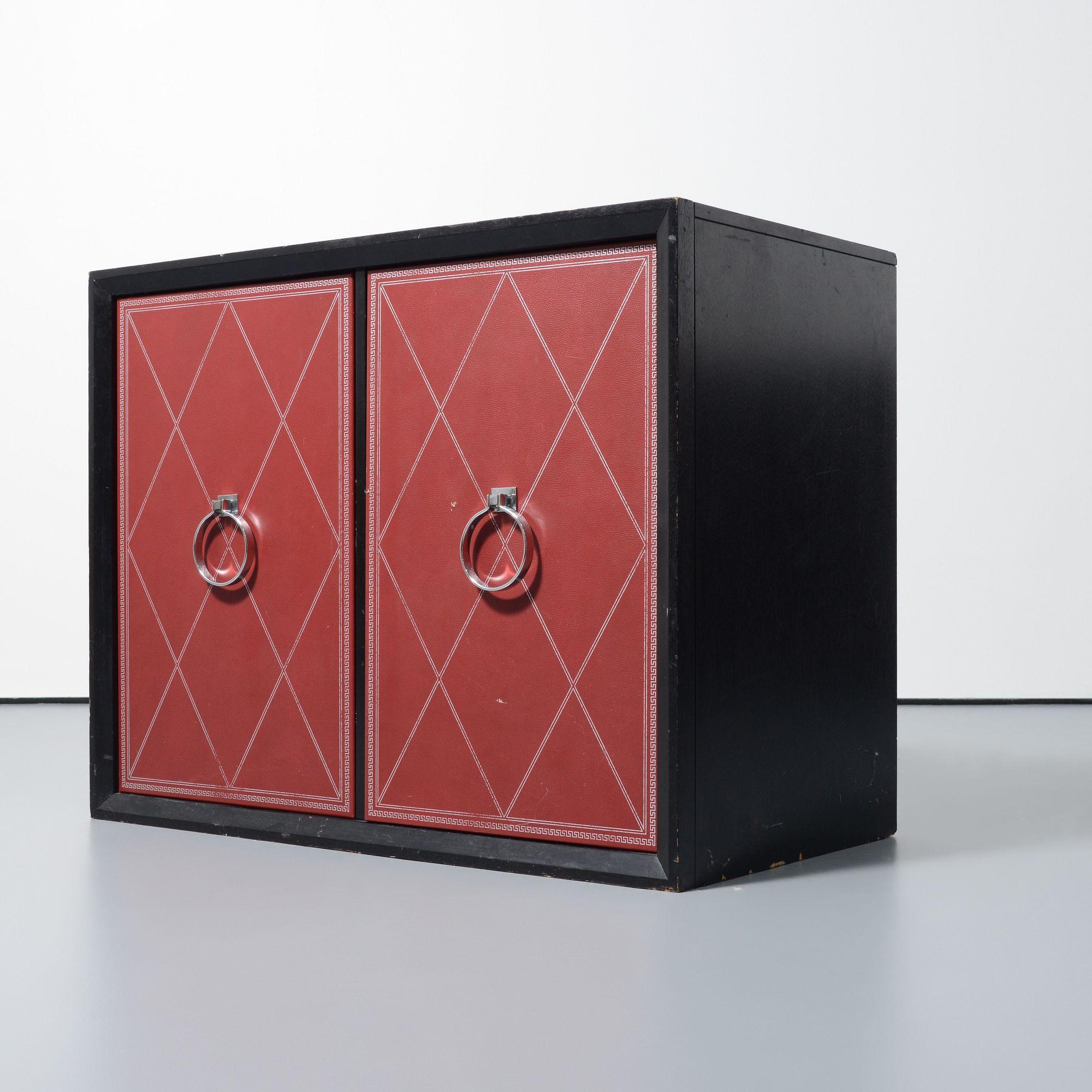 Artistics/Designer ; Fabricant : Tommi Parzinger (américain, 1903-1981) ; Charak Modern (USA)
Marquage(s) ; notes : pas de marquage(s) apparent(s)
Matériaux : bois ébonisé, métal chromé, cuir
Dimensions (H, L, P) : 31.75 