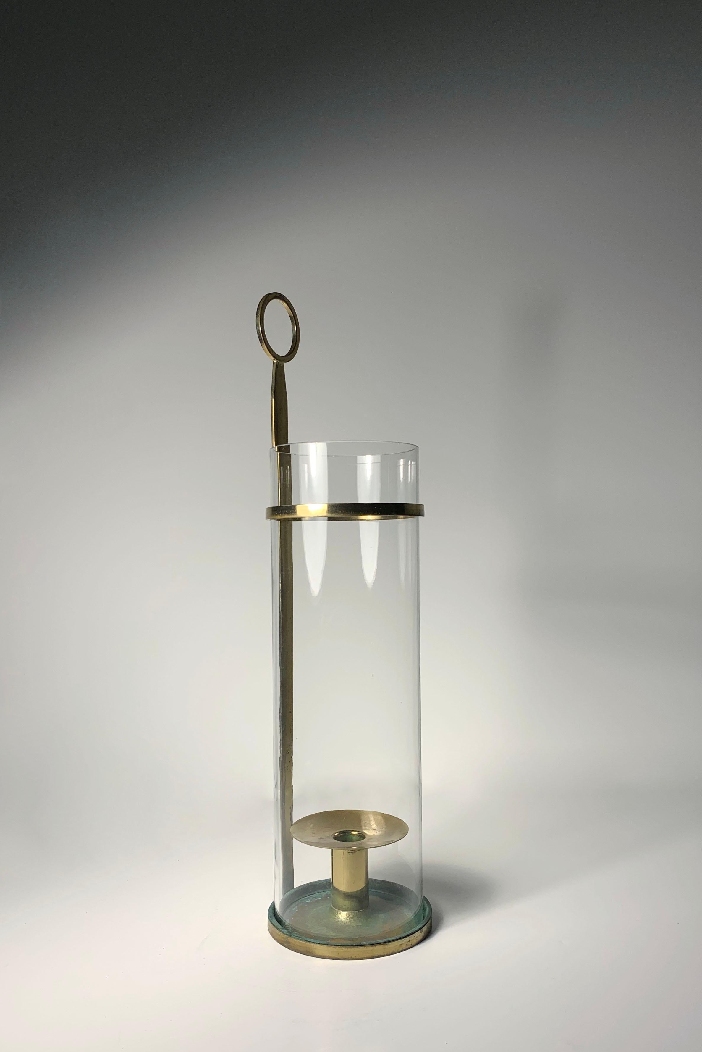 Mid-Century Modern Tommi Parzinger Candle Stick Holder with Original Hurricane Glass (Porte-bougies avec verre Hurricane original)  en vente