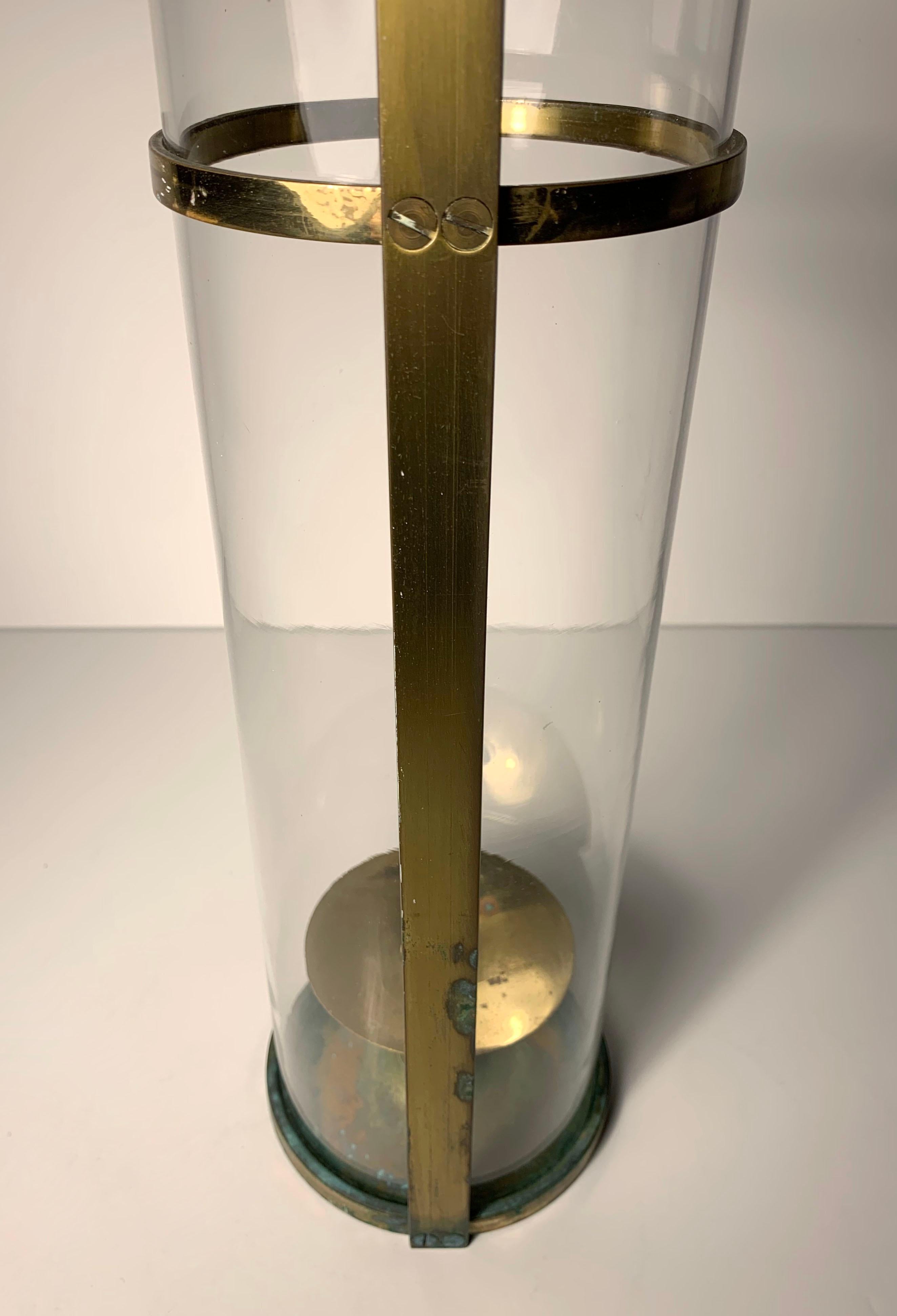 20ième siècle Tommi Parzinger Candle Stick Holder with Original Hurricane Glass (Porte-bougies avec verre Hurricane original)  en vente