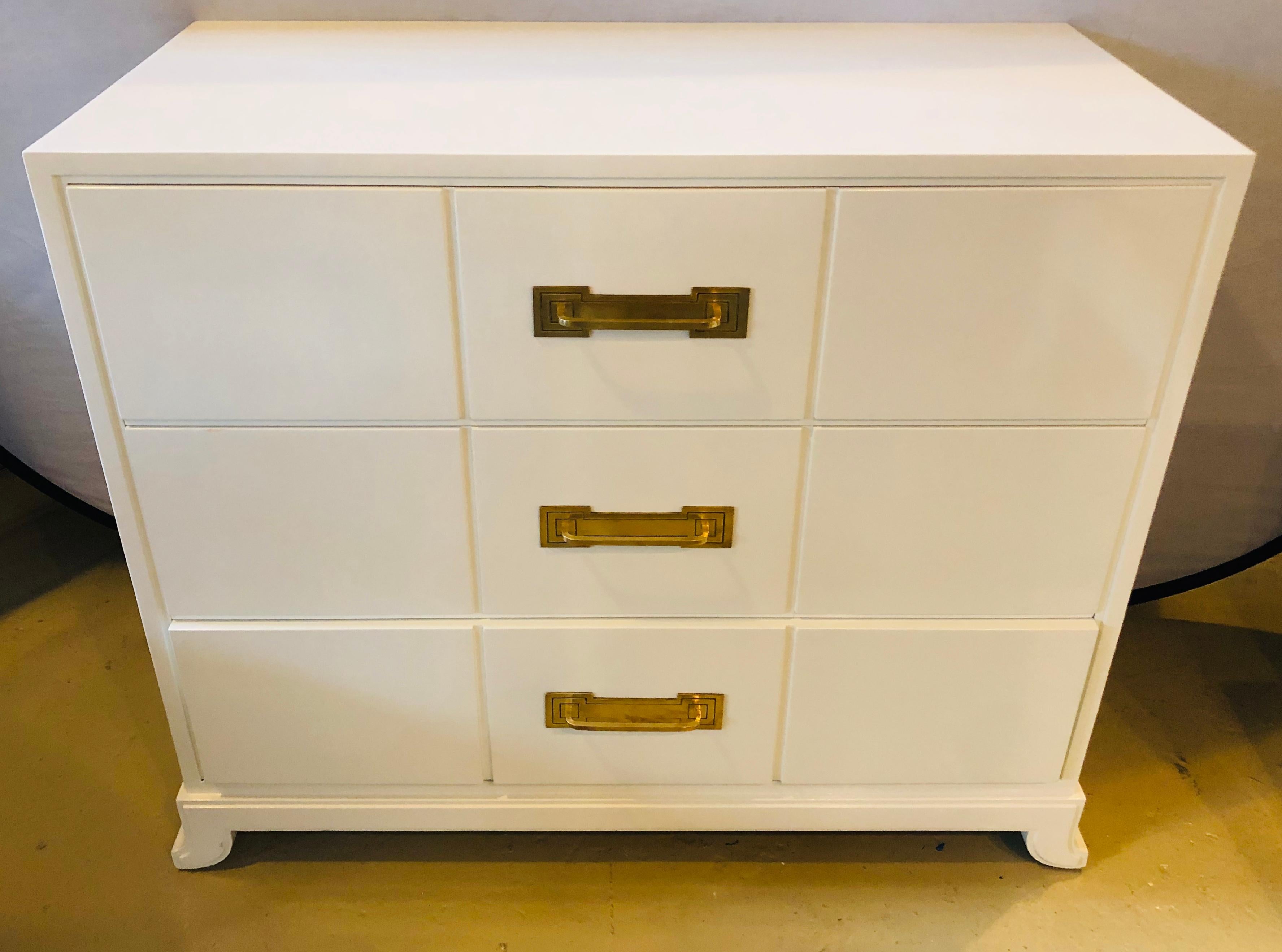 Tommi Parzinger / Charak Modern White Lacquered Hollywood Regency Chest Commode In Good Condition In Stamford, CT