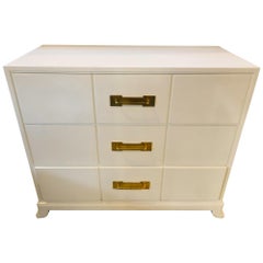 Commode moderne laquée blanche Hollywood Regency de Tommi Parzinger / Charak