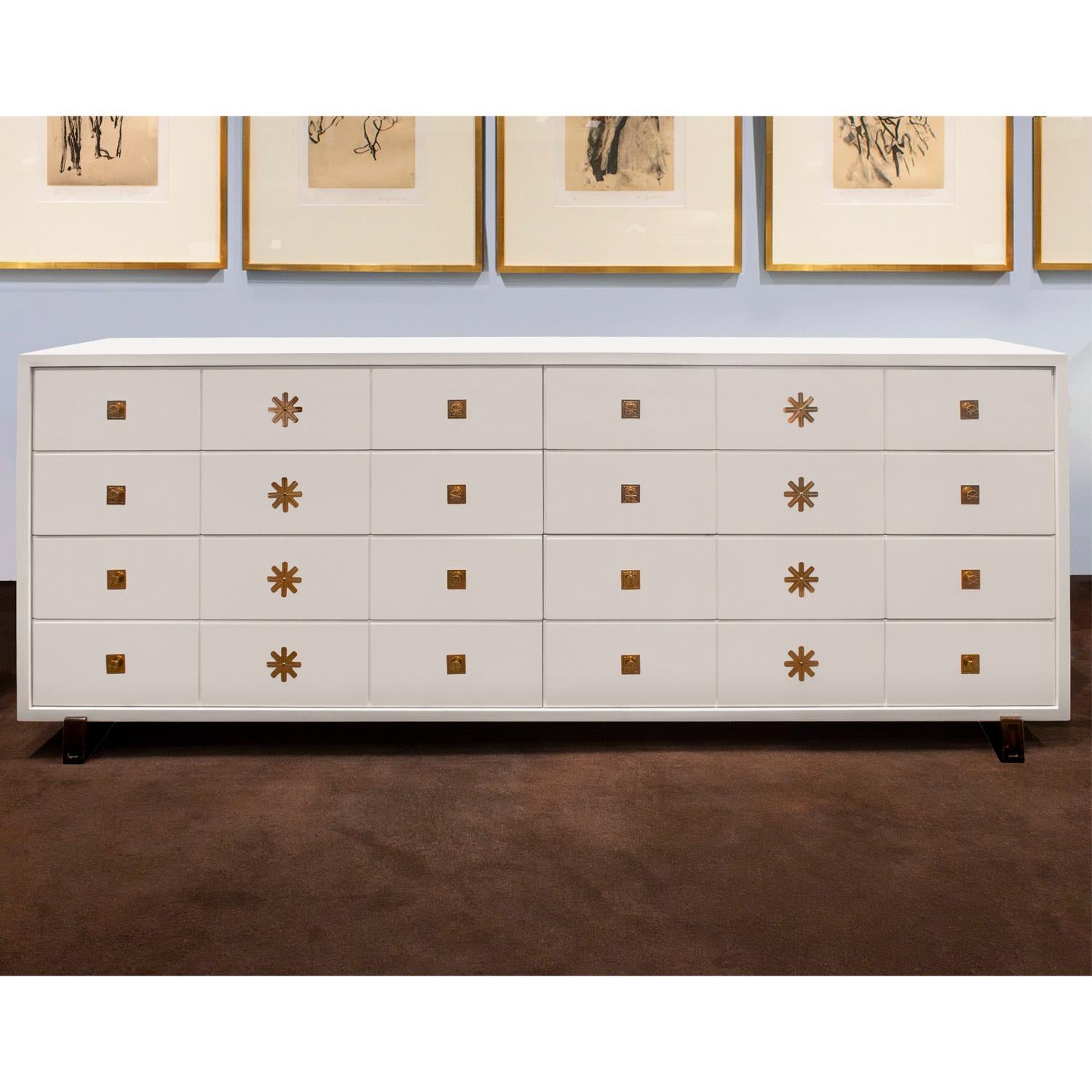 Ottone Cassettiera Tommi Parzinger in lacca bianca con tiranti in ottone anni '50, firmata