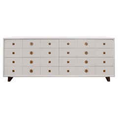 Commode Tommi Parzinger en laque blanche avec poignées en laiton 1950, signée