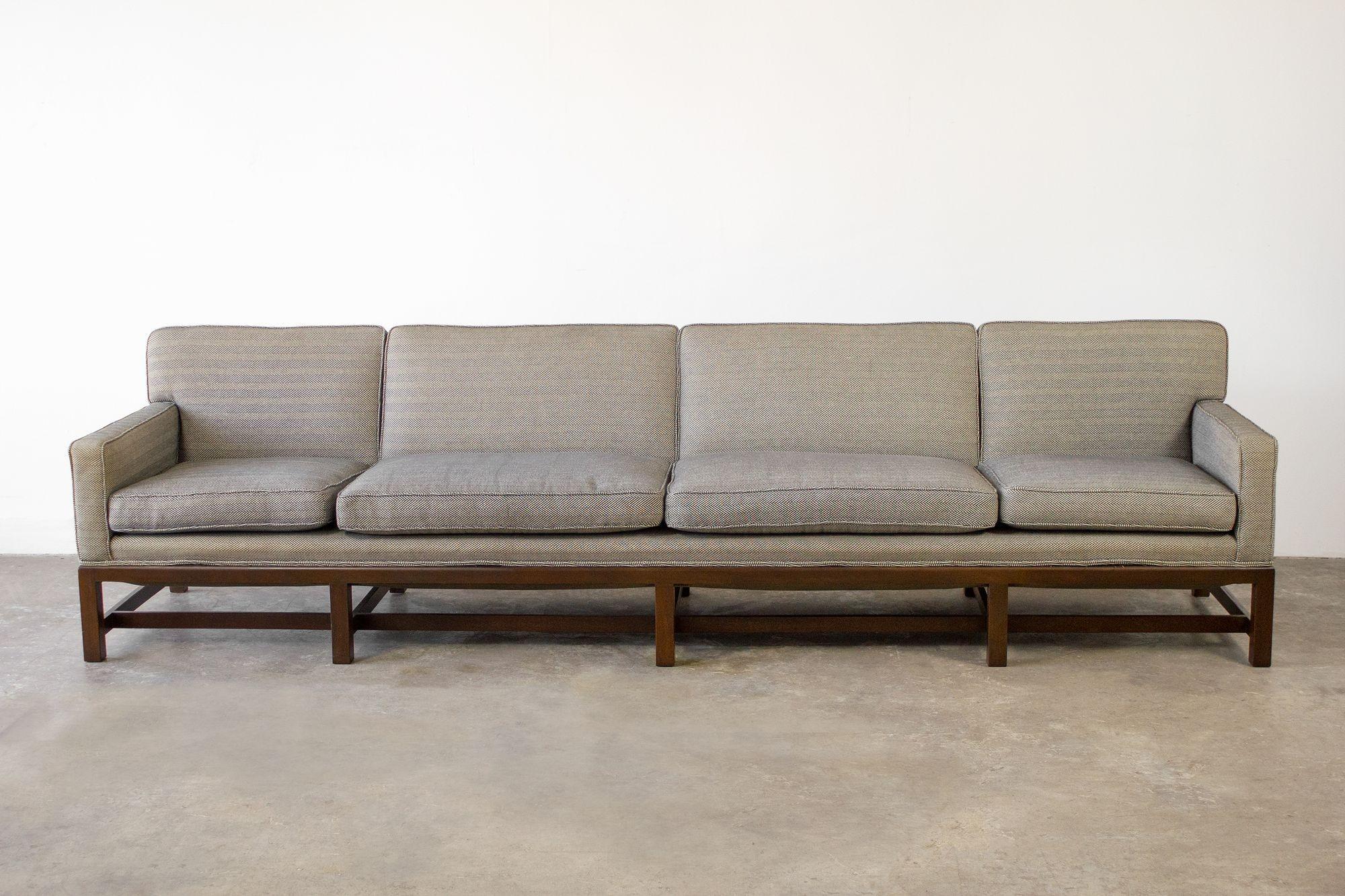 Seltenes und außerordentlich gut gebautes Tommi Parzinger Sofa. Dieses Sofa wurde von den ursprünglichen Besitzern in Südflorida erworben, die Freunde von Tommi Parzinger waren. Er hat jeden Zentimeter ihres modernen Hauses aus der Mitte des