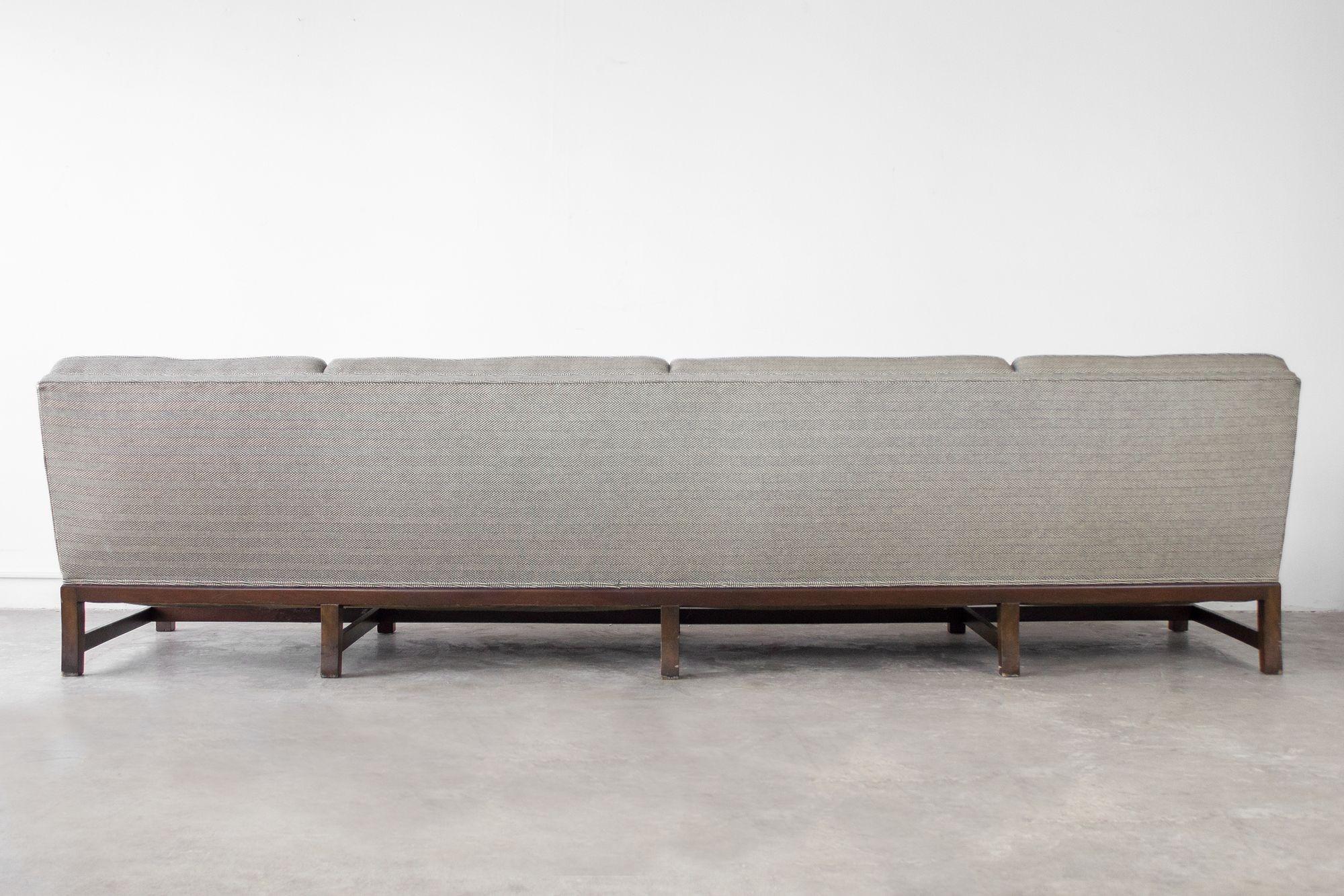 Klassisches modernes Zehn-Fuß-Sofa aus Mahagoni von Tommi Parzinger, 1960er Jahre (amerikanisch) im Angebot