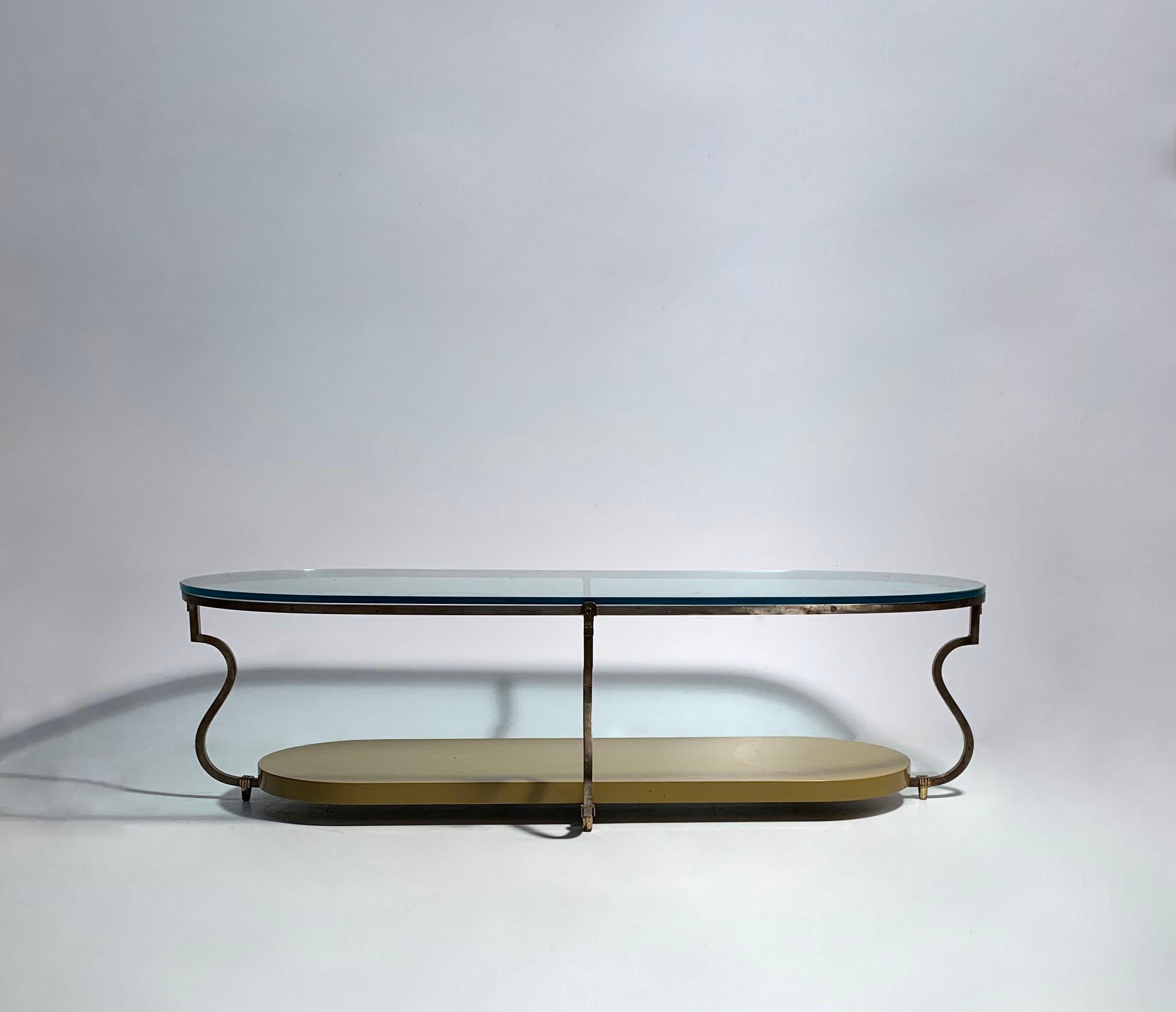Table basse Tommi Parzinger, modèle 222 Parzinger Originals, États-Unis, vers 1965

Les tables basses en verre se caractérisent par un plateau inférieur en bois monté sur une structure en acier.  
